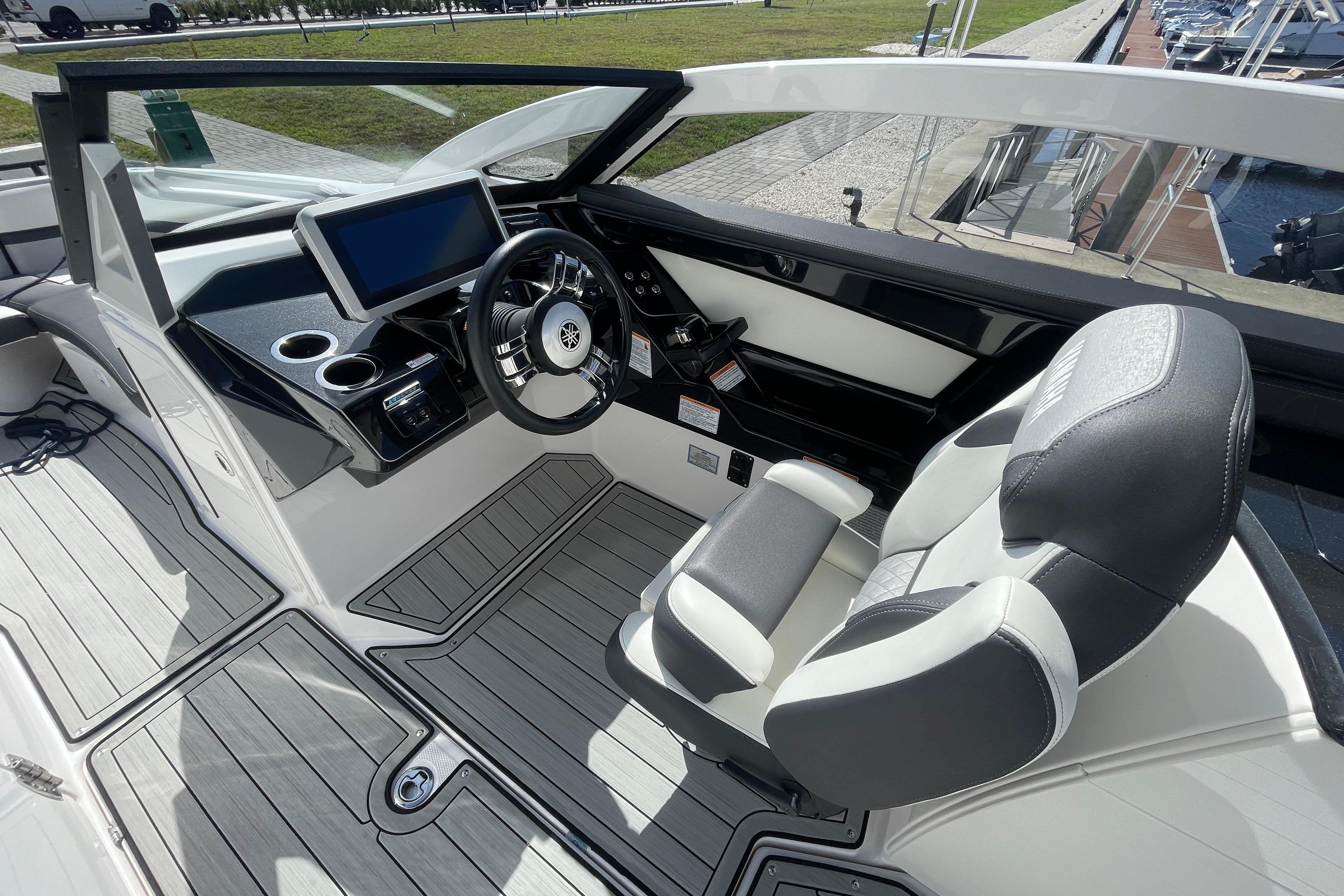 2021 Yamaha Boats 275SE cockpit with modern steering and touchscreen display.