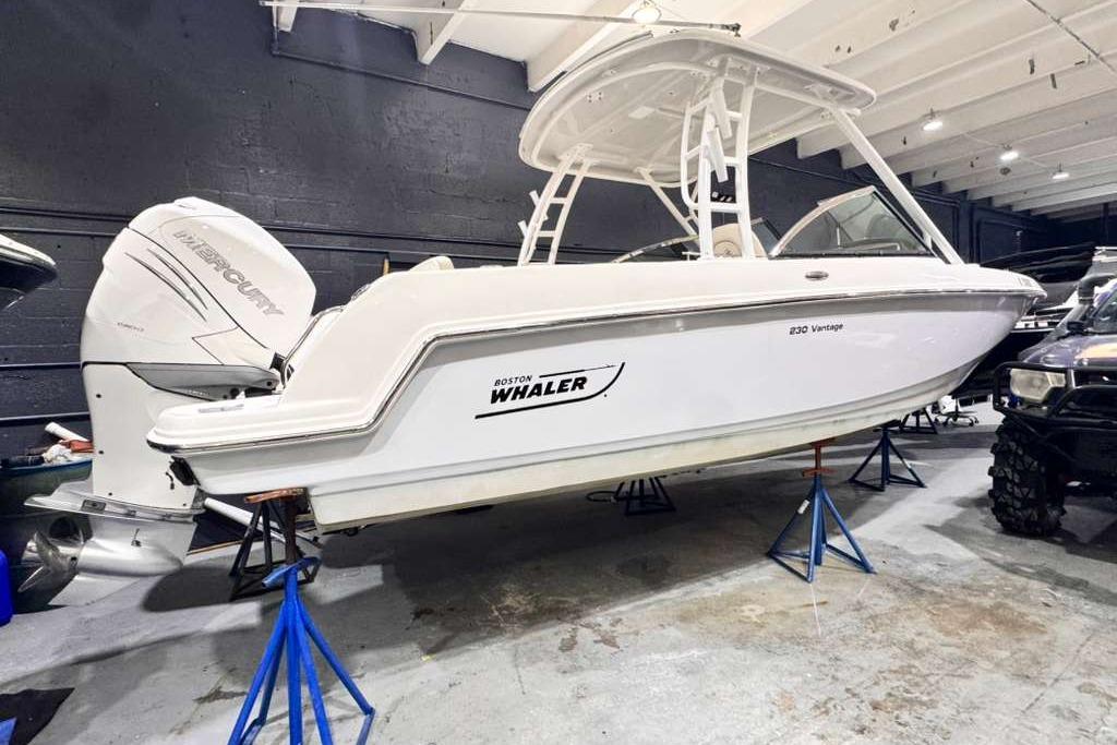 2018 Boston Whaler 230 Vantage