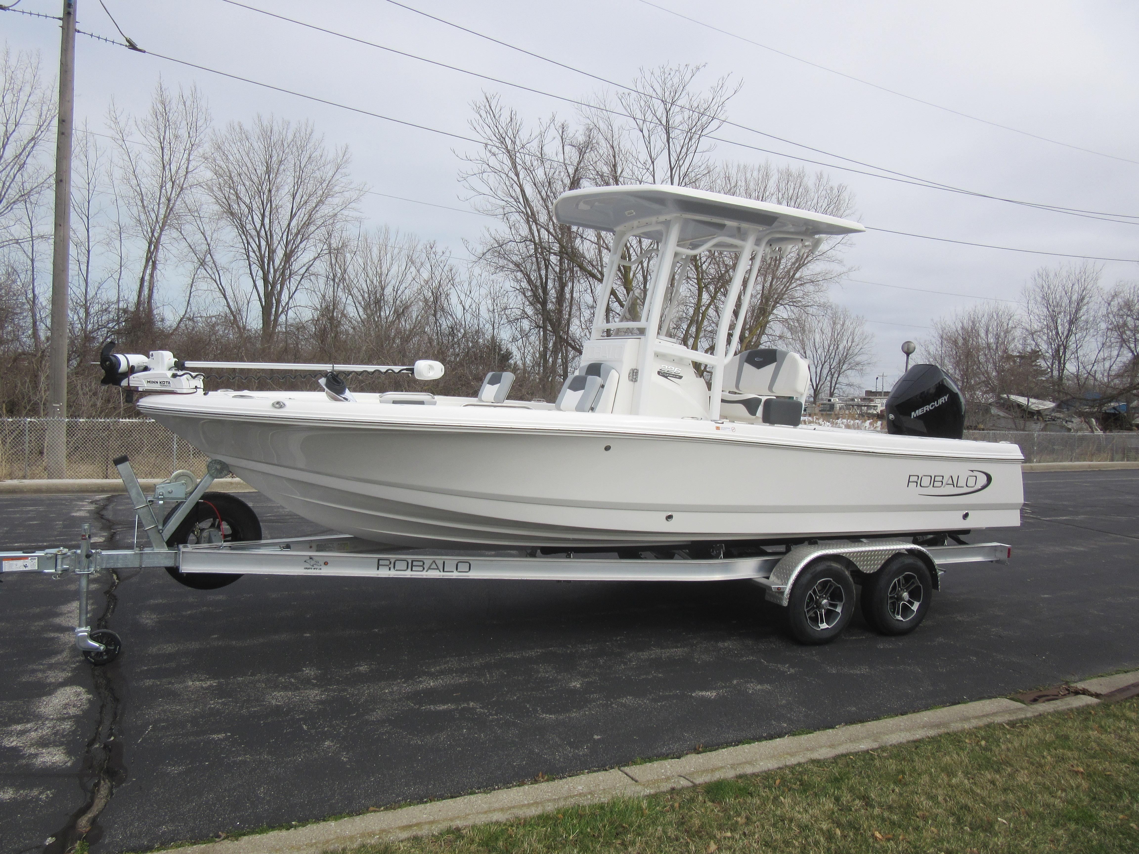 2024 Robalo 226 Cayman