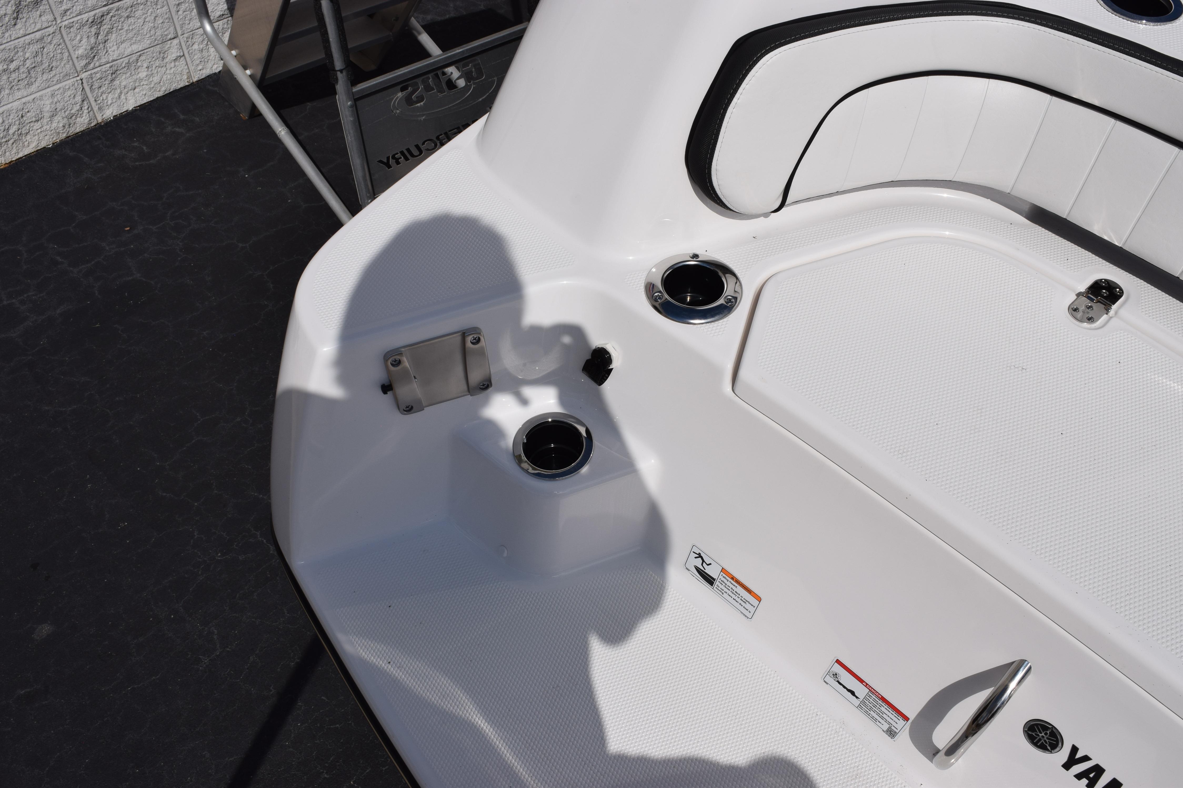 2026 Yamaha Boats 255 FSH Sport H deck with seating and cup holders.