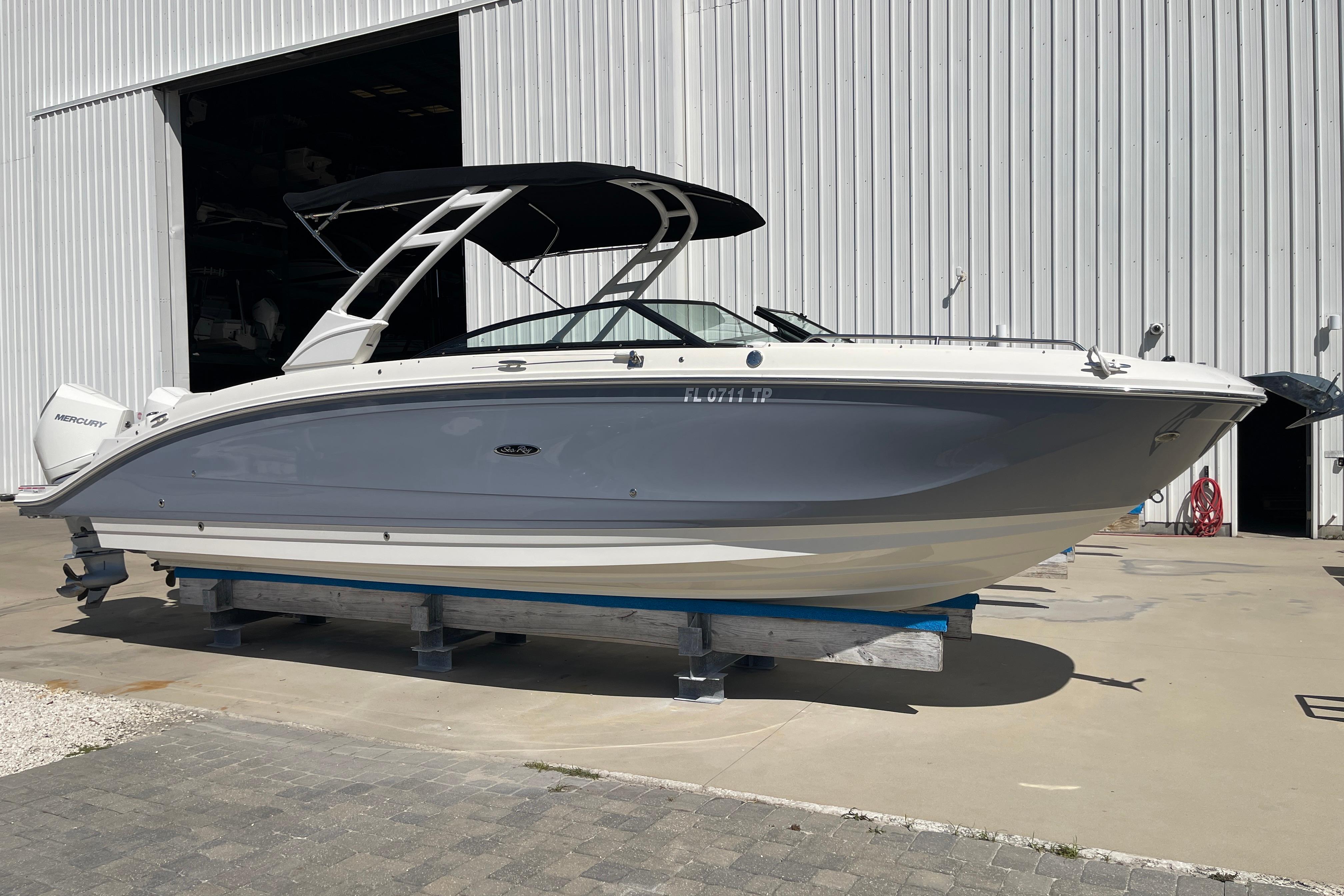 2023 Sea Ray SDX 290 Outboard