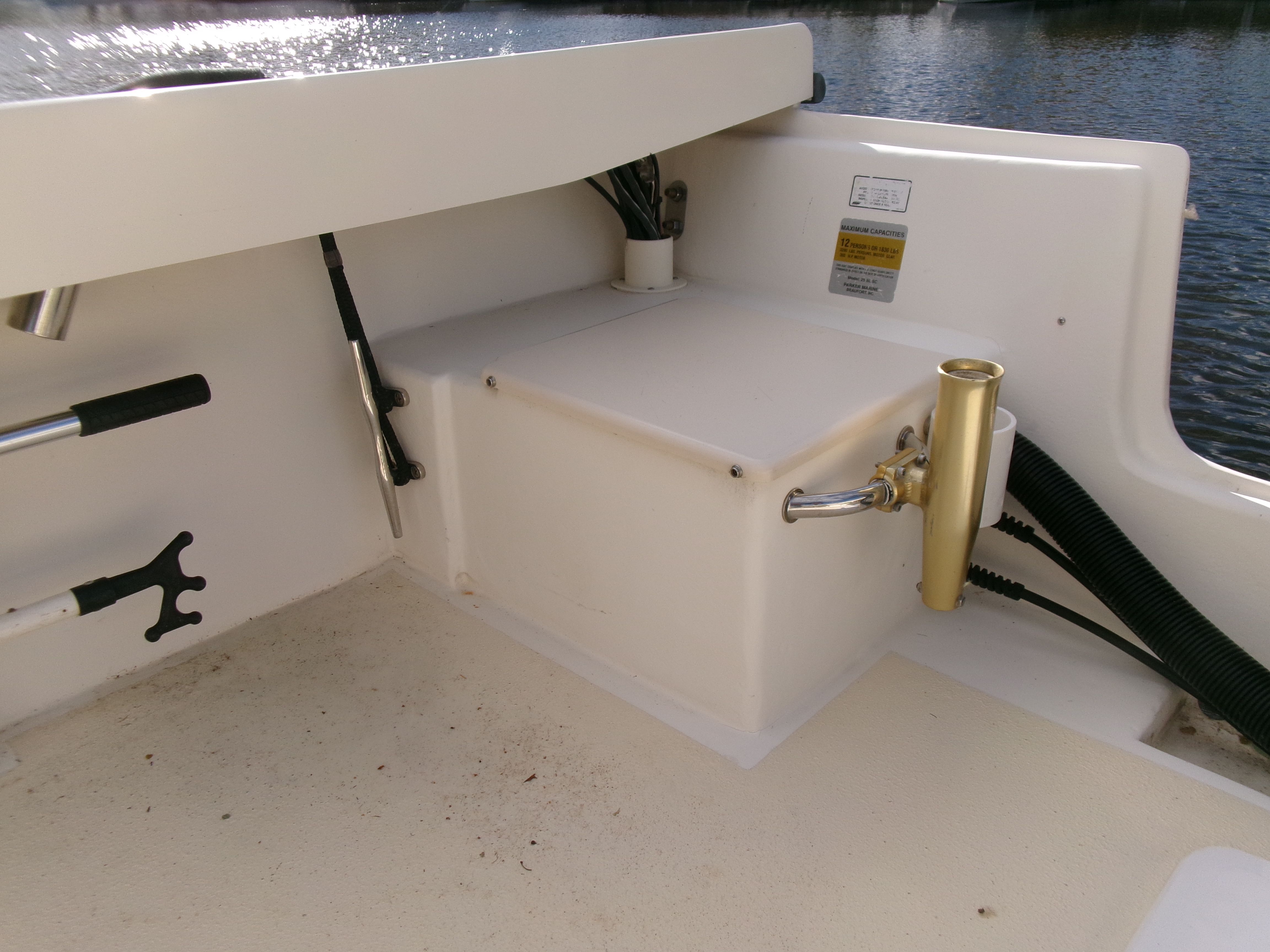 The image shows the deck of a 2007 Parker 2520 XL Sport Cabin. It is clean and well-maintained.