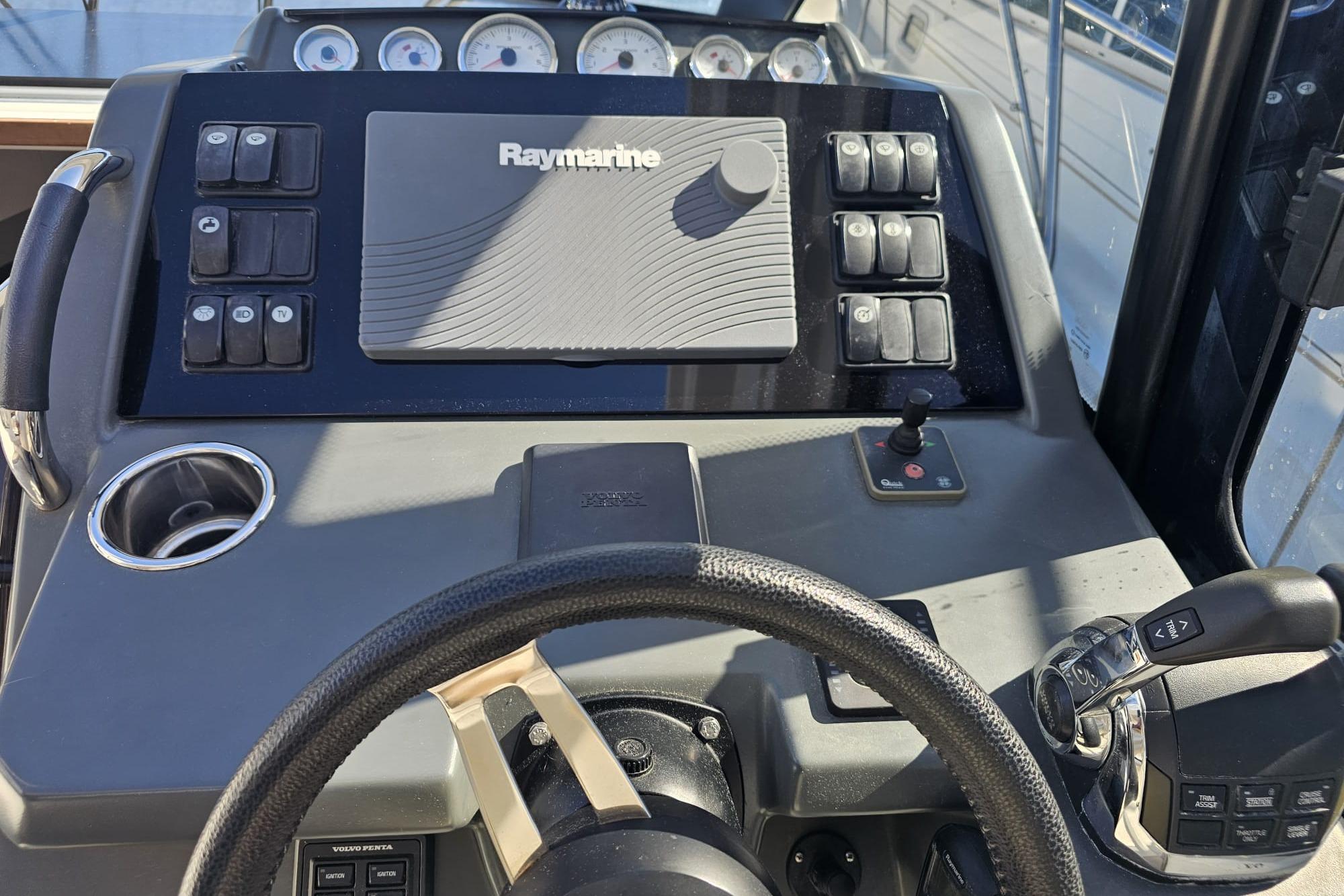 Control panel of a 2017 Jeanneau Leader 33 boat with Raymarine navigation system.