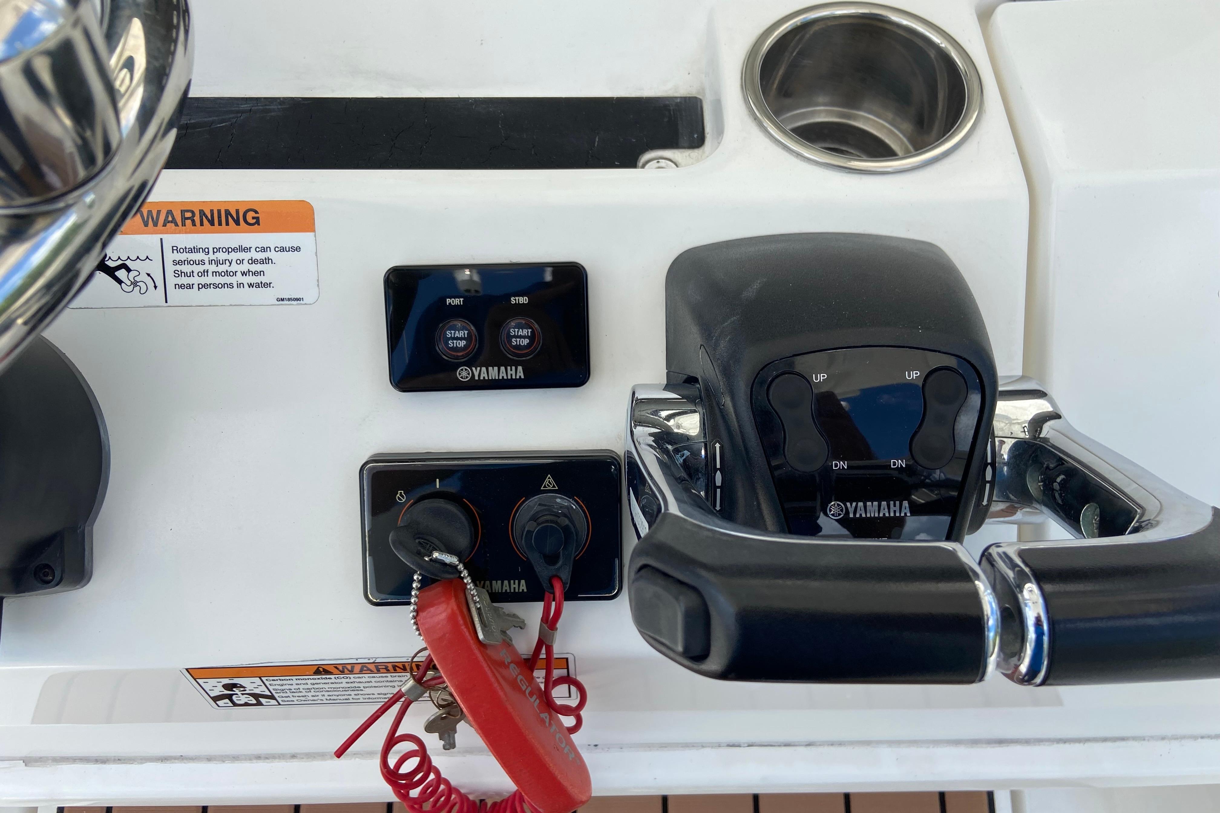 Control panel of a 2021 Regulator 28 boat featuring Yamaha throttle and warning label.