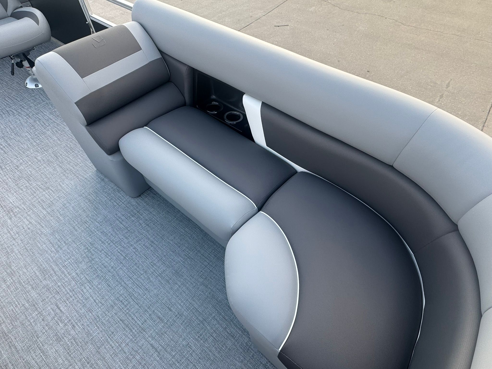 Landau 23 Island Breeze 2026, luxurious gray boat seating.