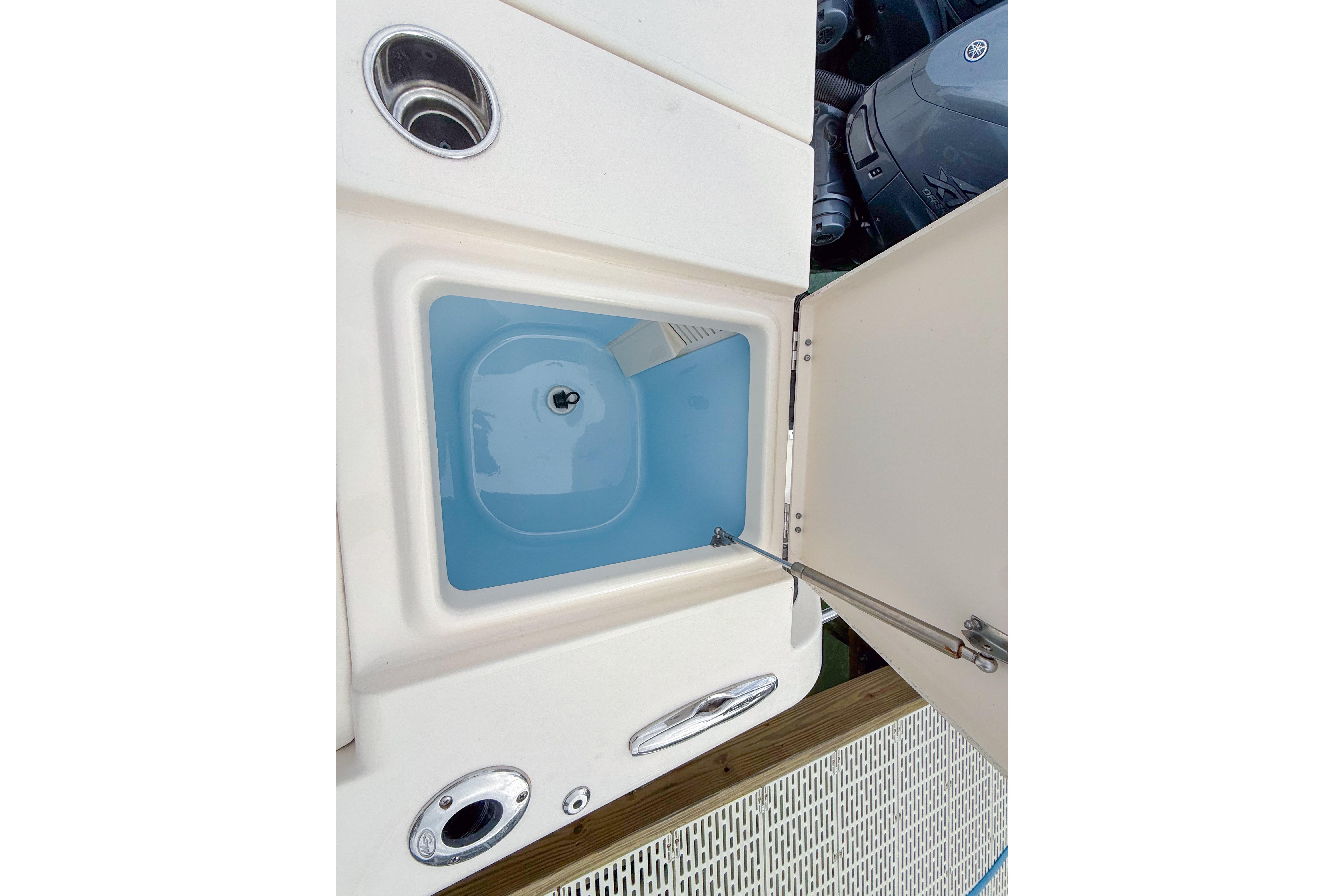 2022 Grady-White Canyon 456 boat livewell with open lid and cup holder.