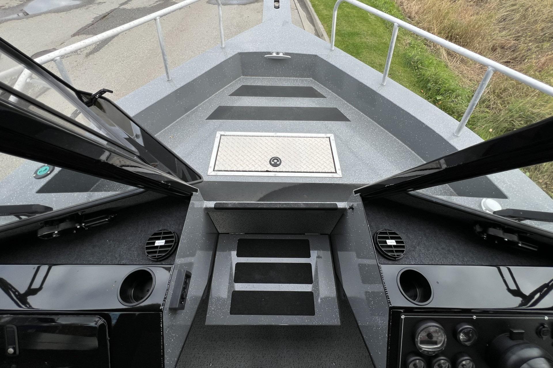 2024 Spartan 220 Maximus boat interior with sleek dashboard and spacious deck design.