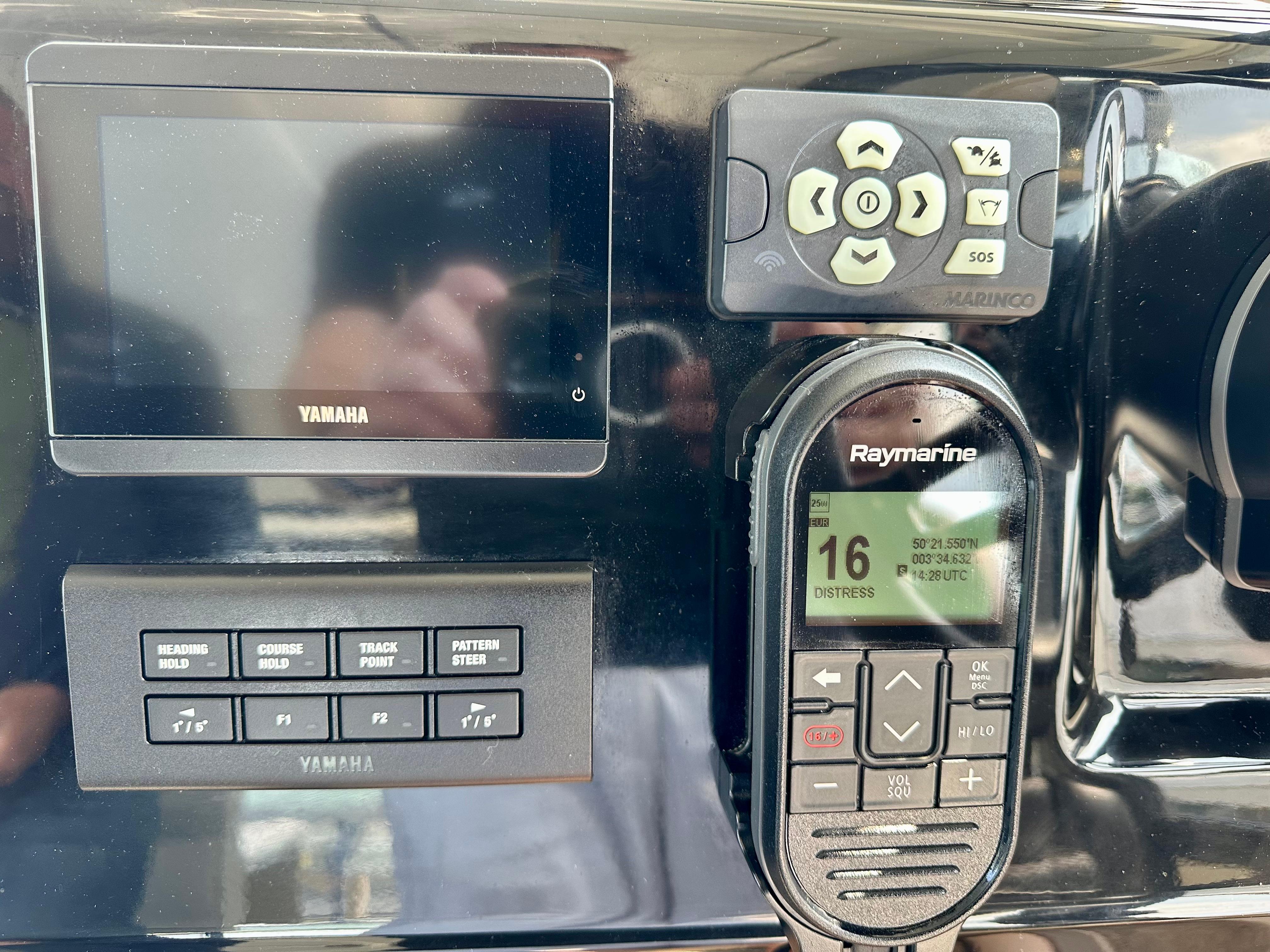 Control panel of 2024 Jeanneau Merry Fisher 1295 Flybridge with Yamaha and Raymarine equipment.