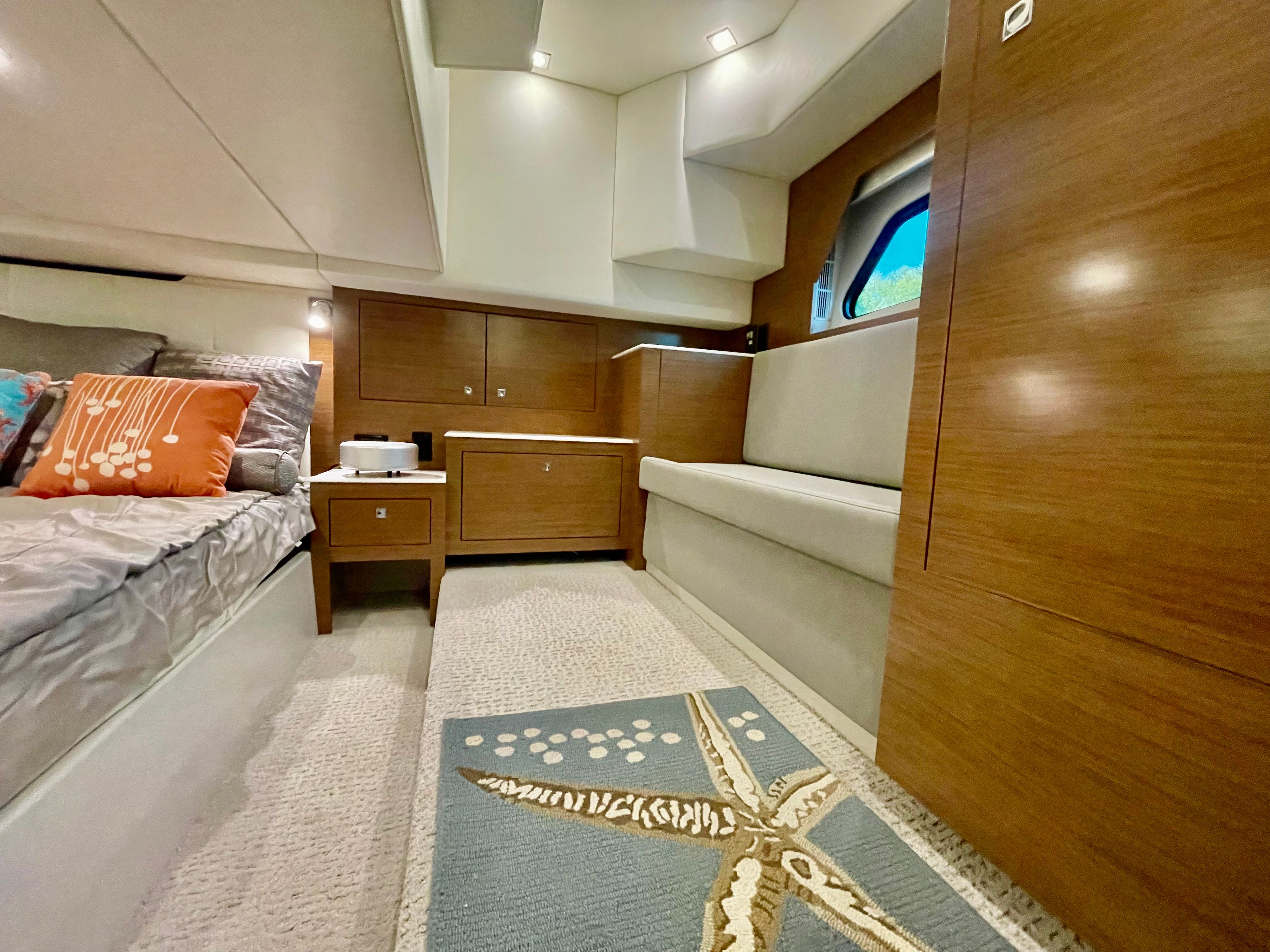 2016 Cruisers Yachts 390 Express Coupe - 33