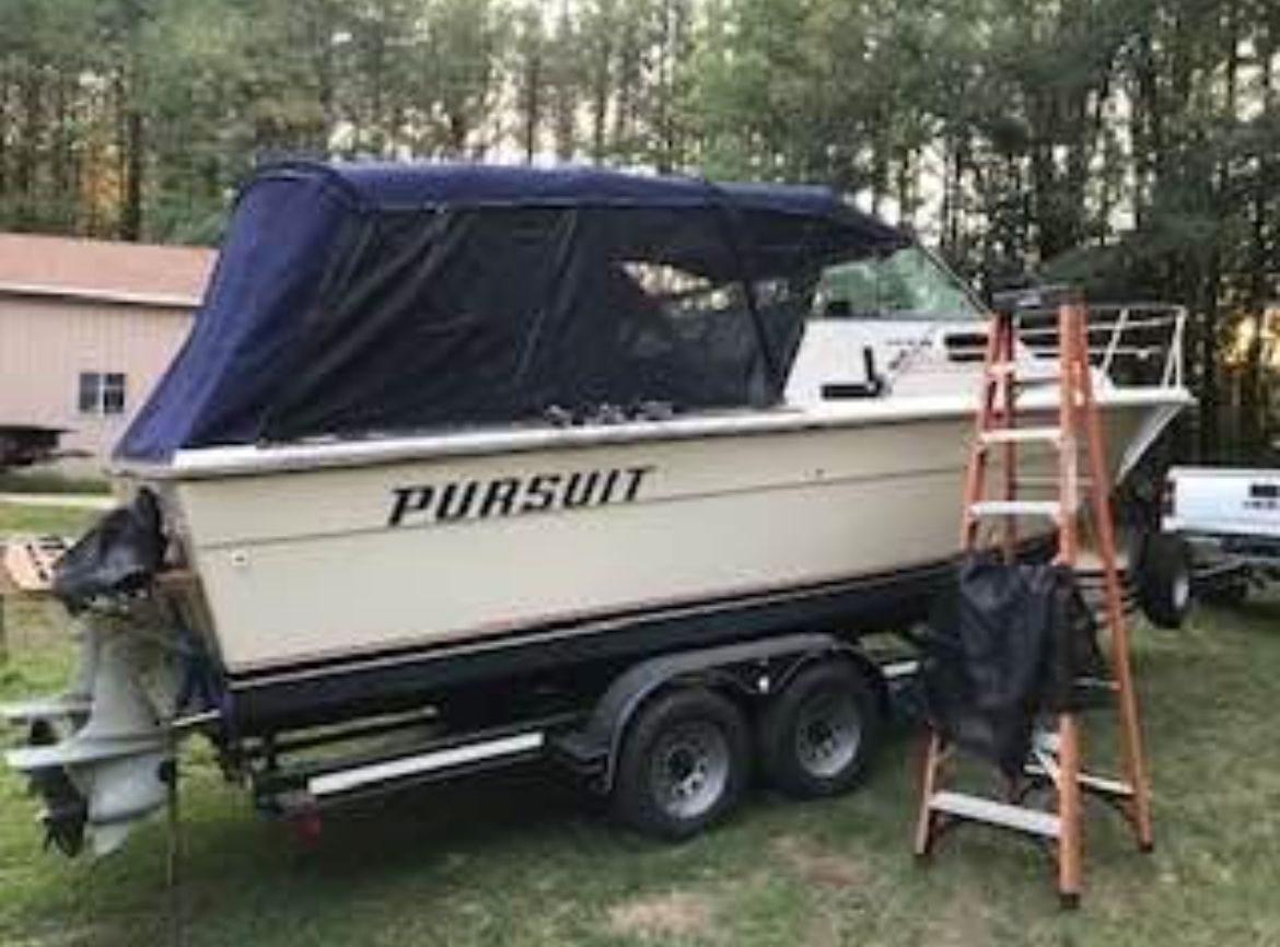 1984 Tiara Yachts PURSUIT 2600 on trailer outdoors.
