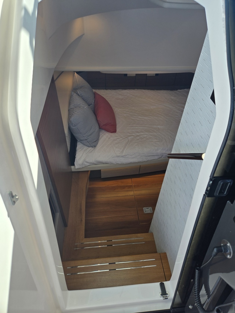 2024 Tiara Yachts 38 LS - Image 27