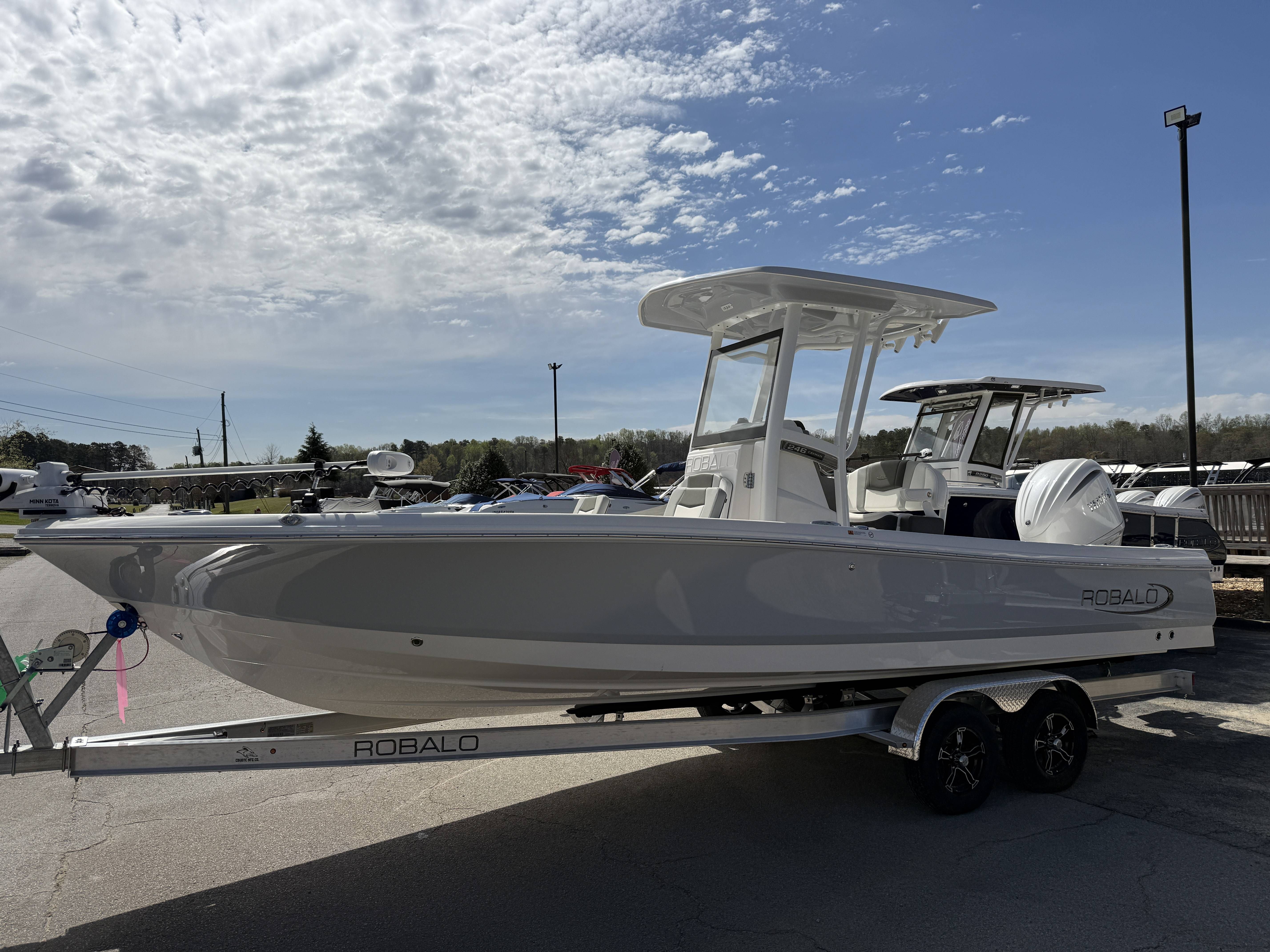 2026 Robalo 246 Cayman - 2