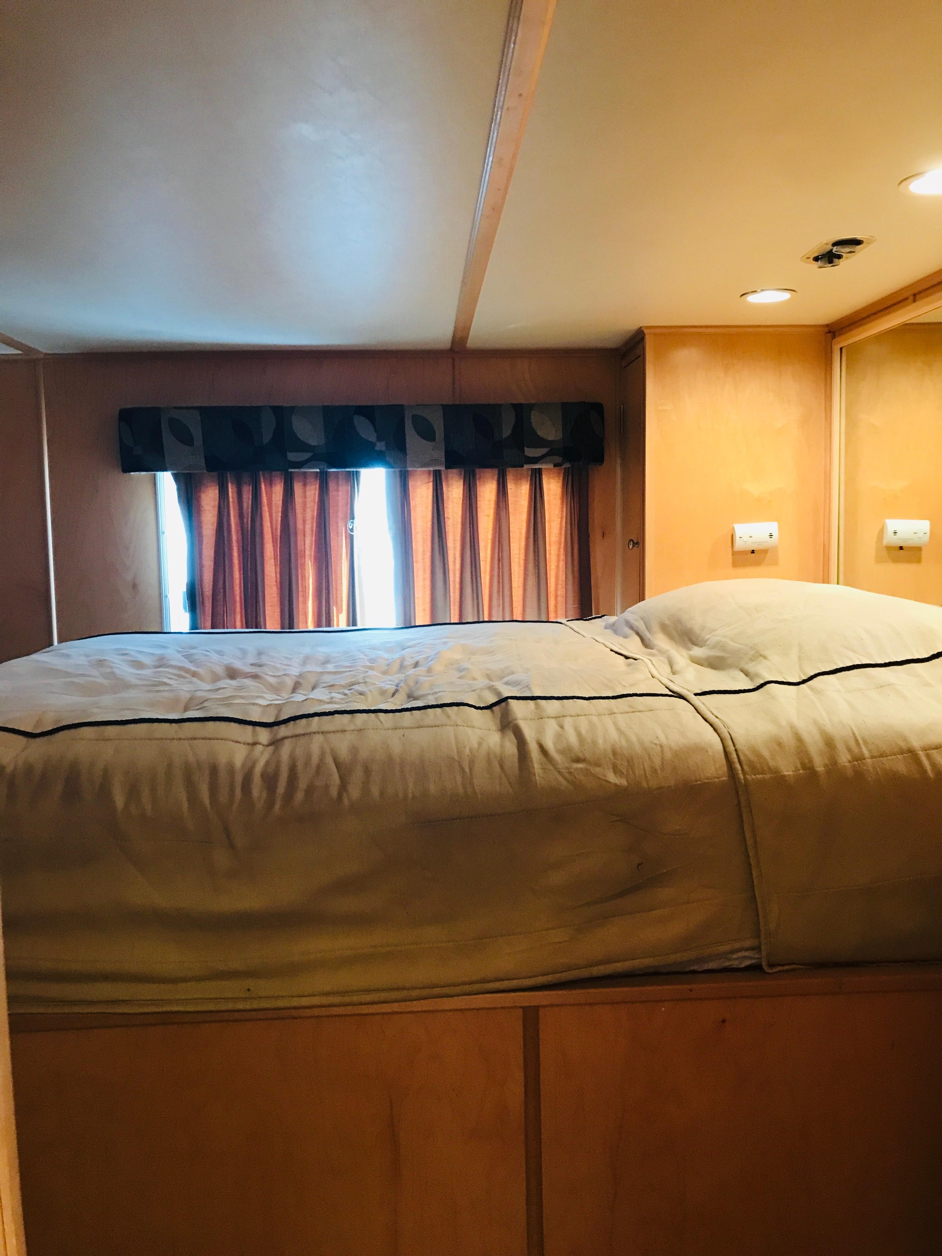Cozy bedroom in 2005 Stardust Cruisers Summer Obsession houseboat with window view.