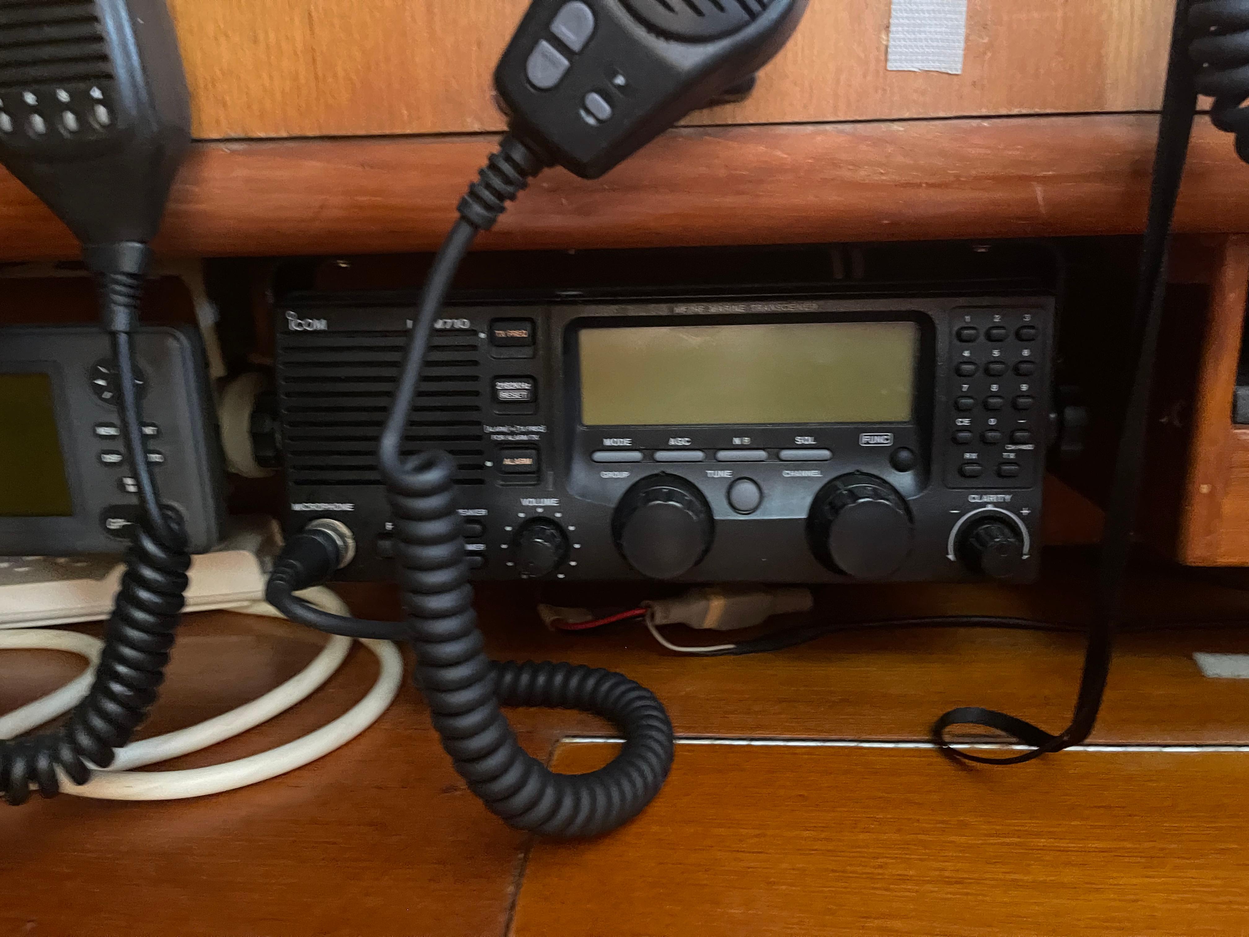 1995 Passport 47 AC Plan B radio communication equipment on wooden panel