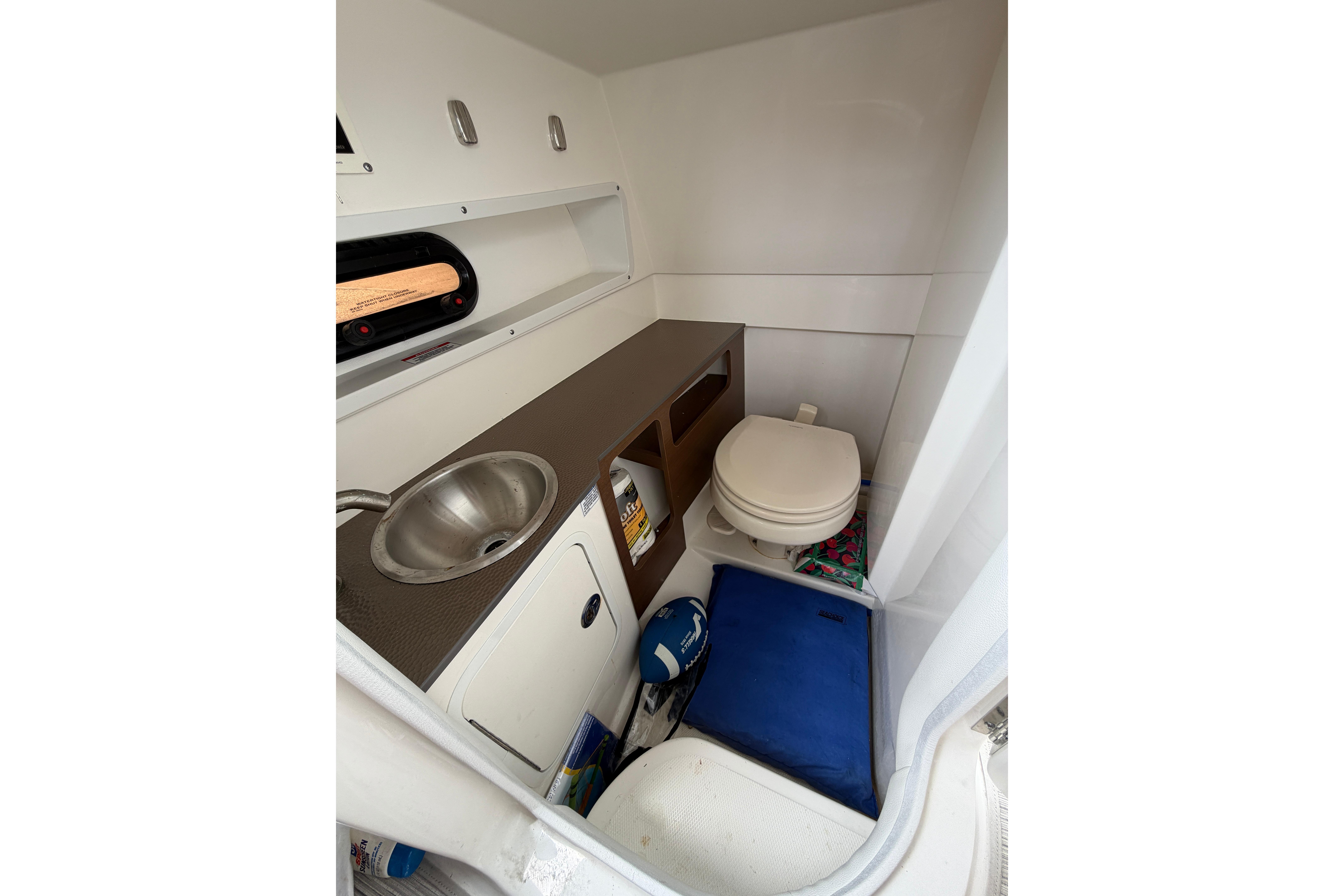 2024 Sea Ray SDX 270 Outboard interior with sink and toilet.