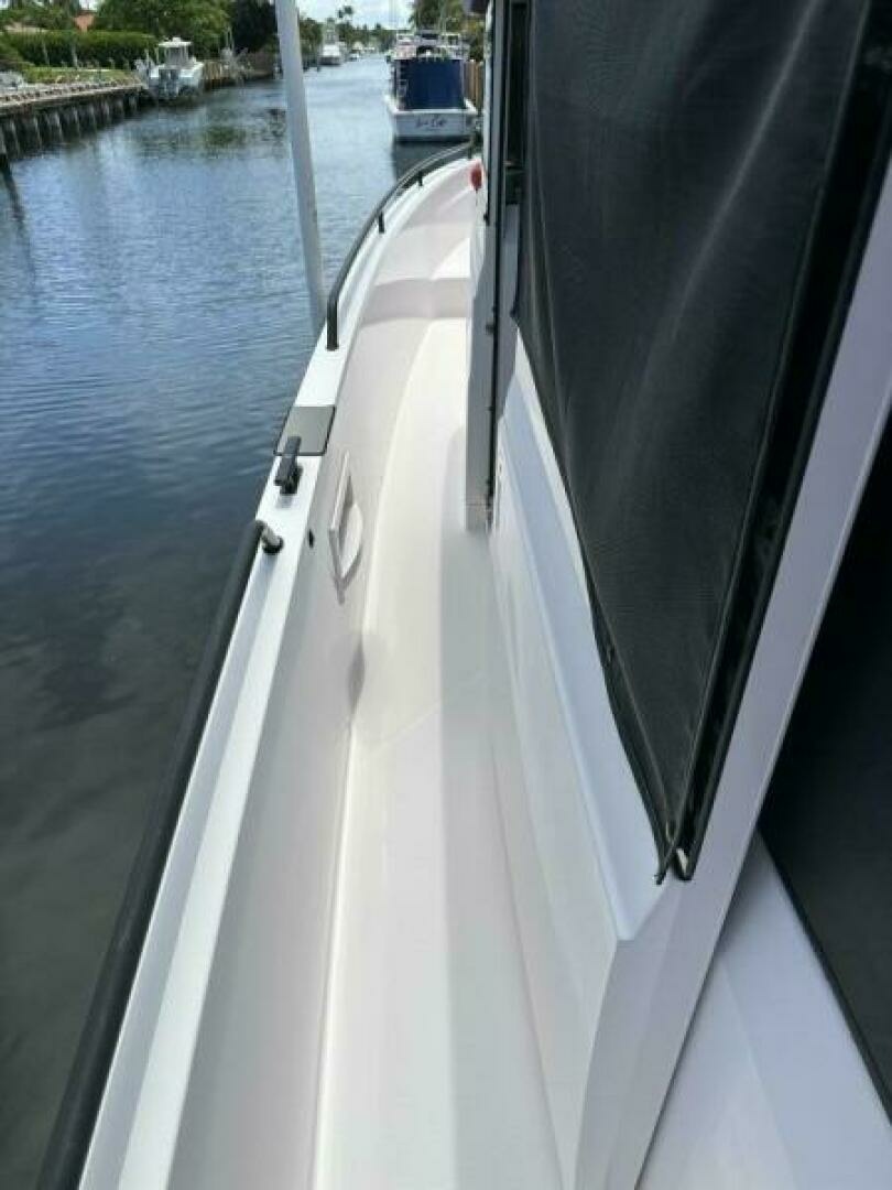 2021 Axopar 37 XC Cross Cabin Brabus - Image 17