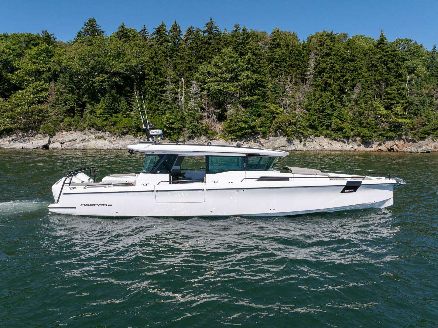 2025 Axopar Cross Cabin - Image 6