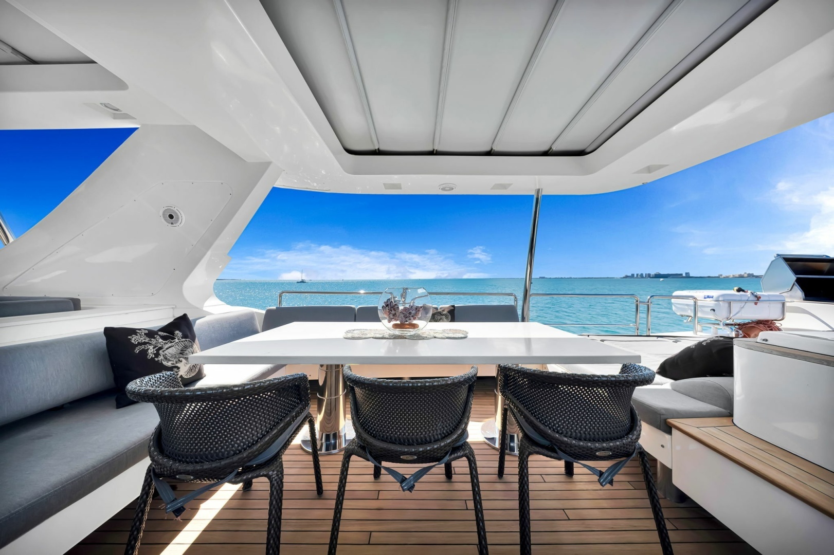 2005 Azimut 105 - Image 22