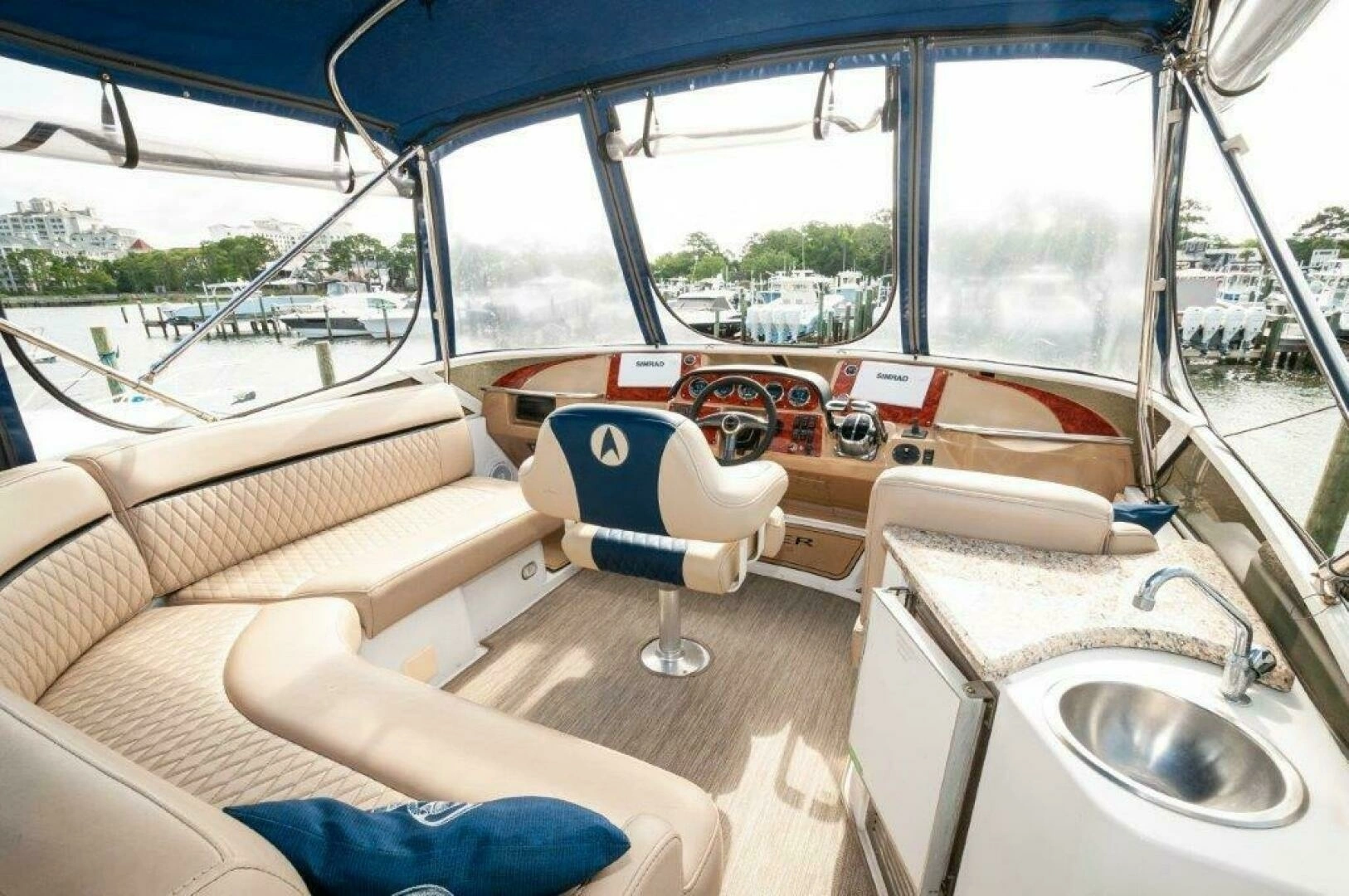 2002 Carver 444 Cockpit Motor Yacht - Image 3