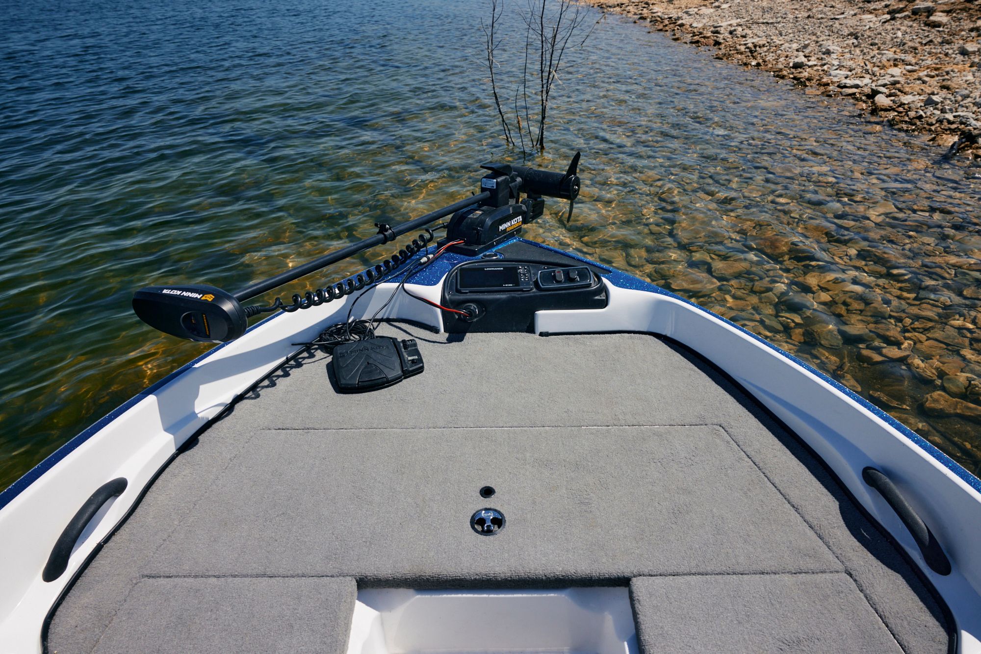 Nitro Z19 Sport 2020 boat at the edge of a clear lake.