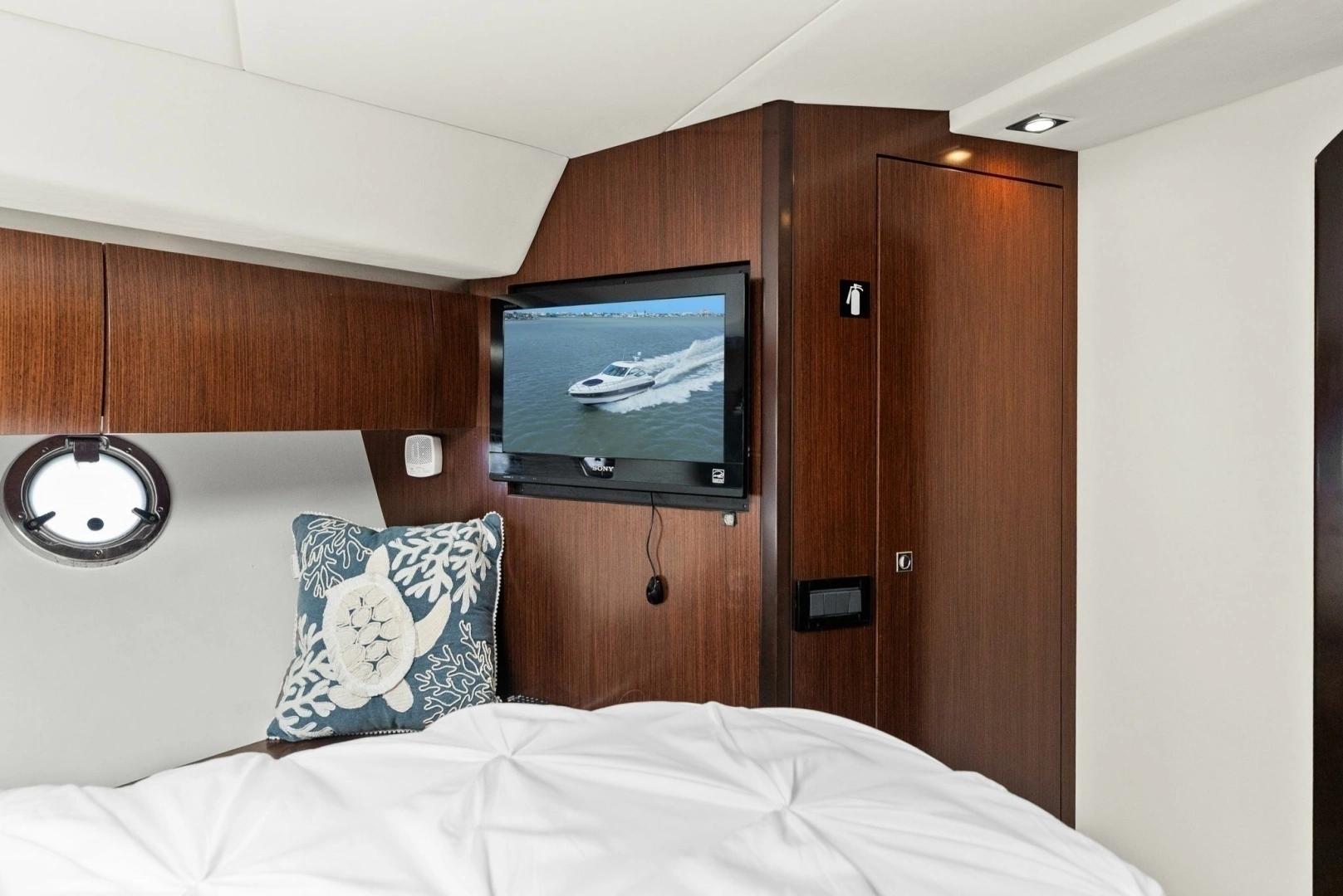 2012 Cruisers Yachts 540 Coupe - Image 22