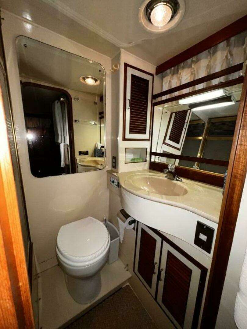 1989 Hi-Star 48 Sundeck - Image 56