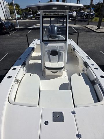 2023 Robalo 246 Cayman - 17