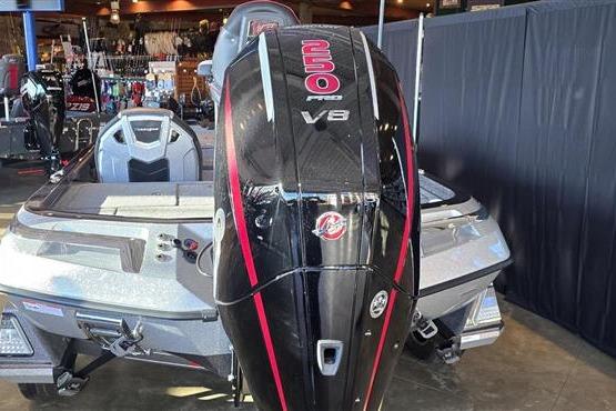 2025 Ranger Z520R Cup-Equipped boat with powerful V8 engine on display.