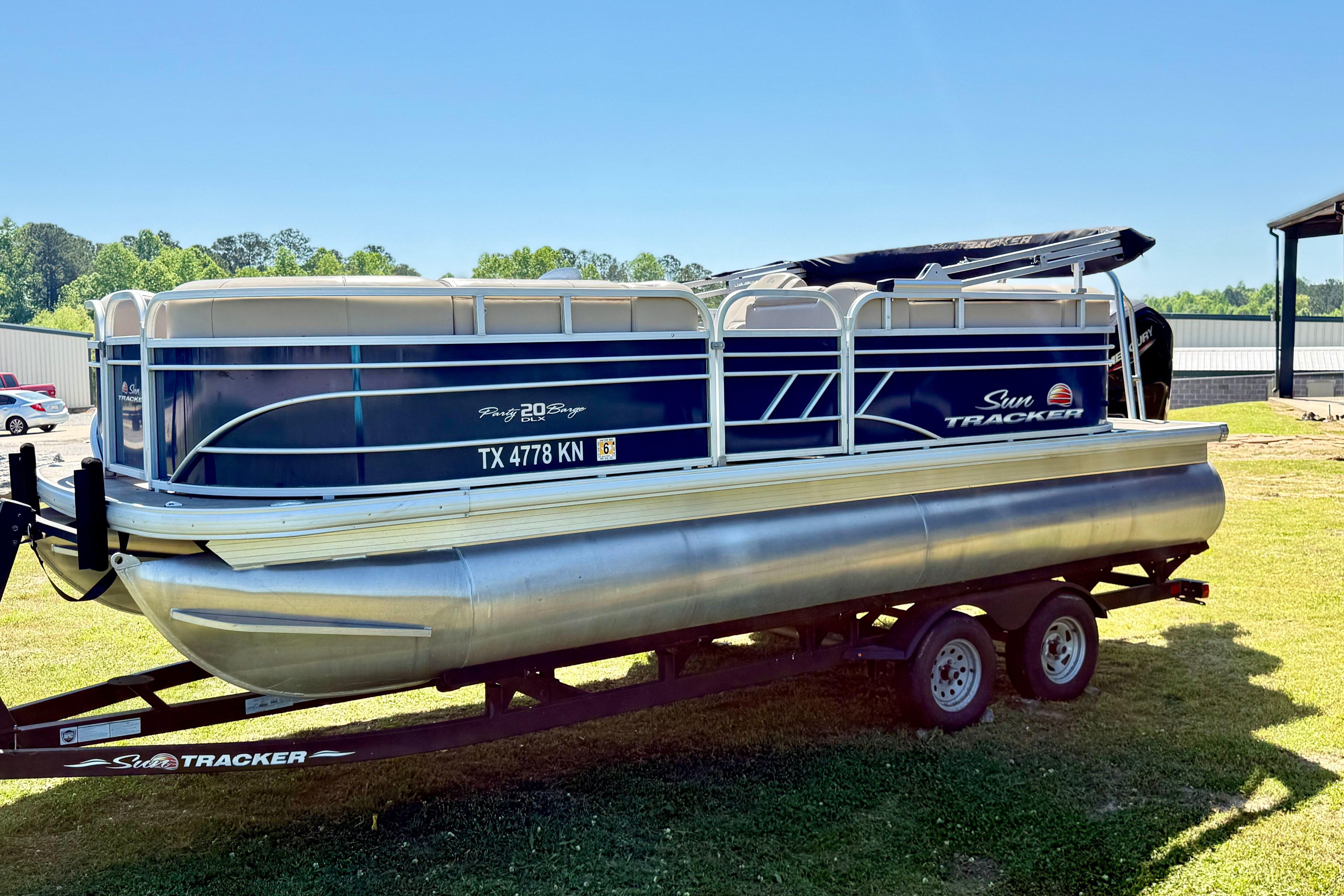 2022 Sun Tracker Party Barge 20 DLX
