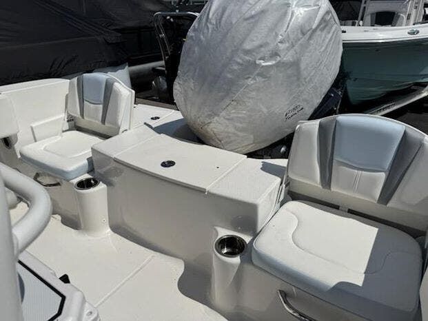 2025 Robalo Center Console R180 - 14