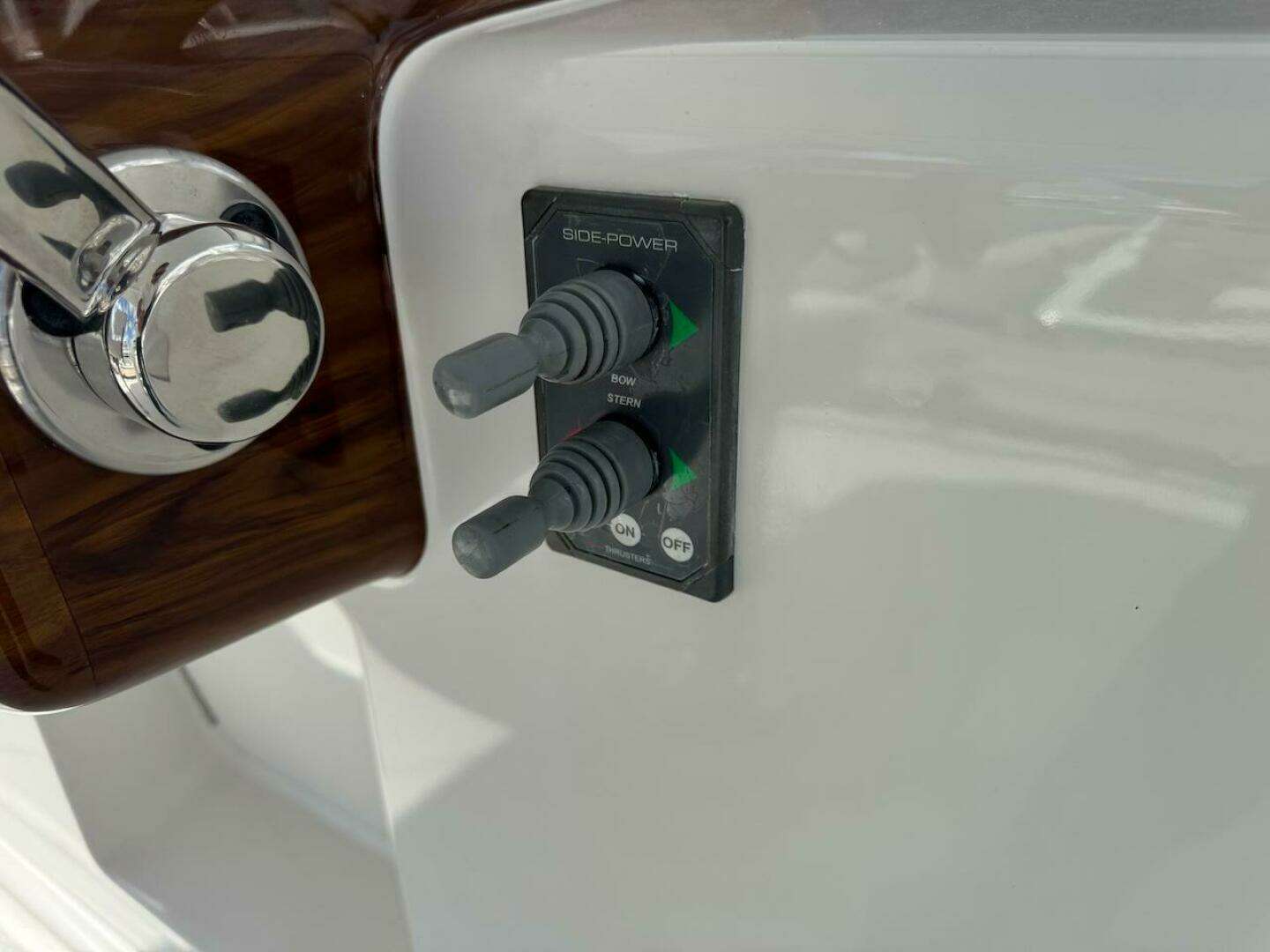 2007 Viking 52 Convertible - Image 33