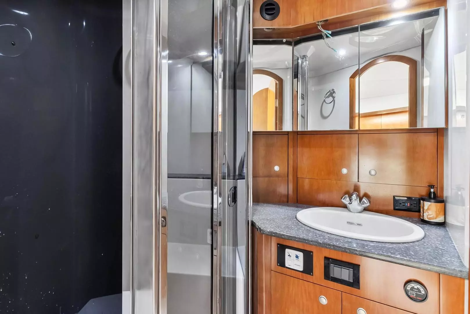 2007 Cruisers 520 Express - Image 31