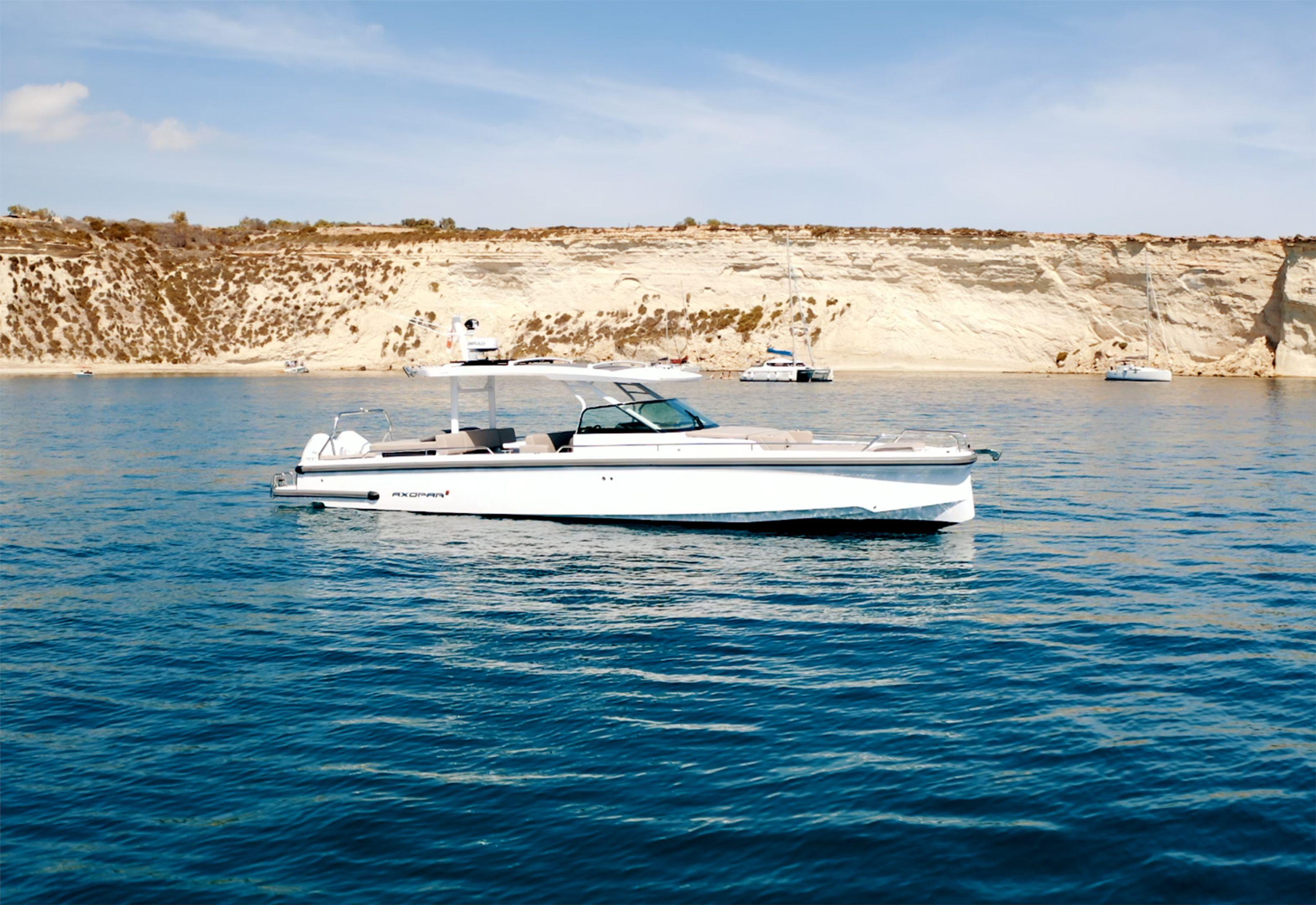 2023 Axopar 37 Sun-Top