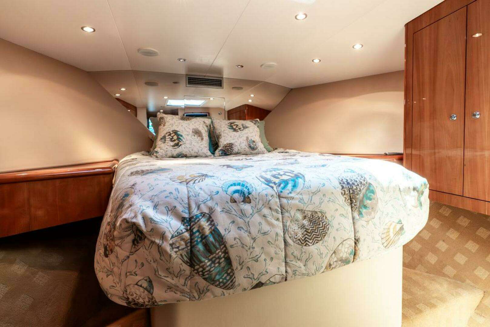 2005 Hatteras 50 Convertible - Image 19