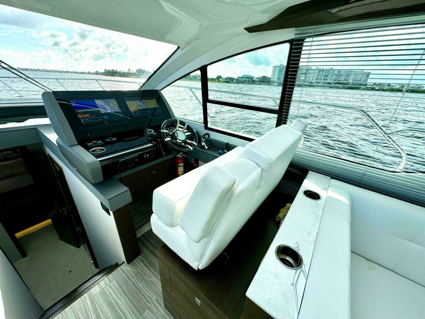 2020 Cruisers Yachts 50 Cantius - Image 16