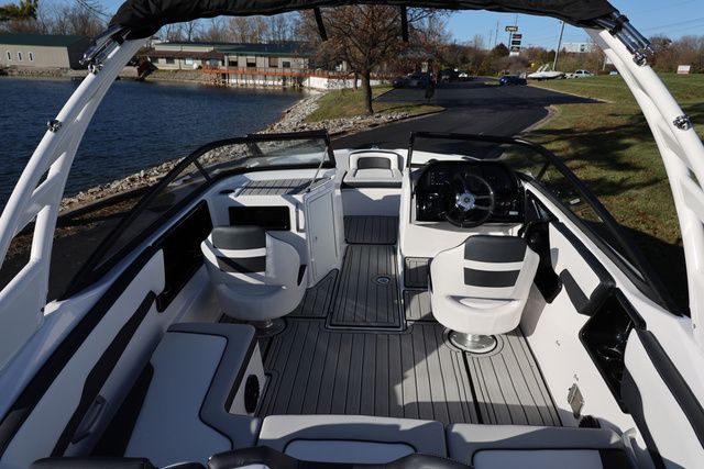2026 Yamaha Boats 195 S BOTH COLOR AVAILABLE - 11