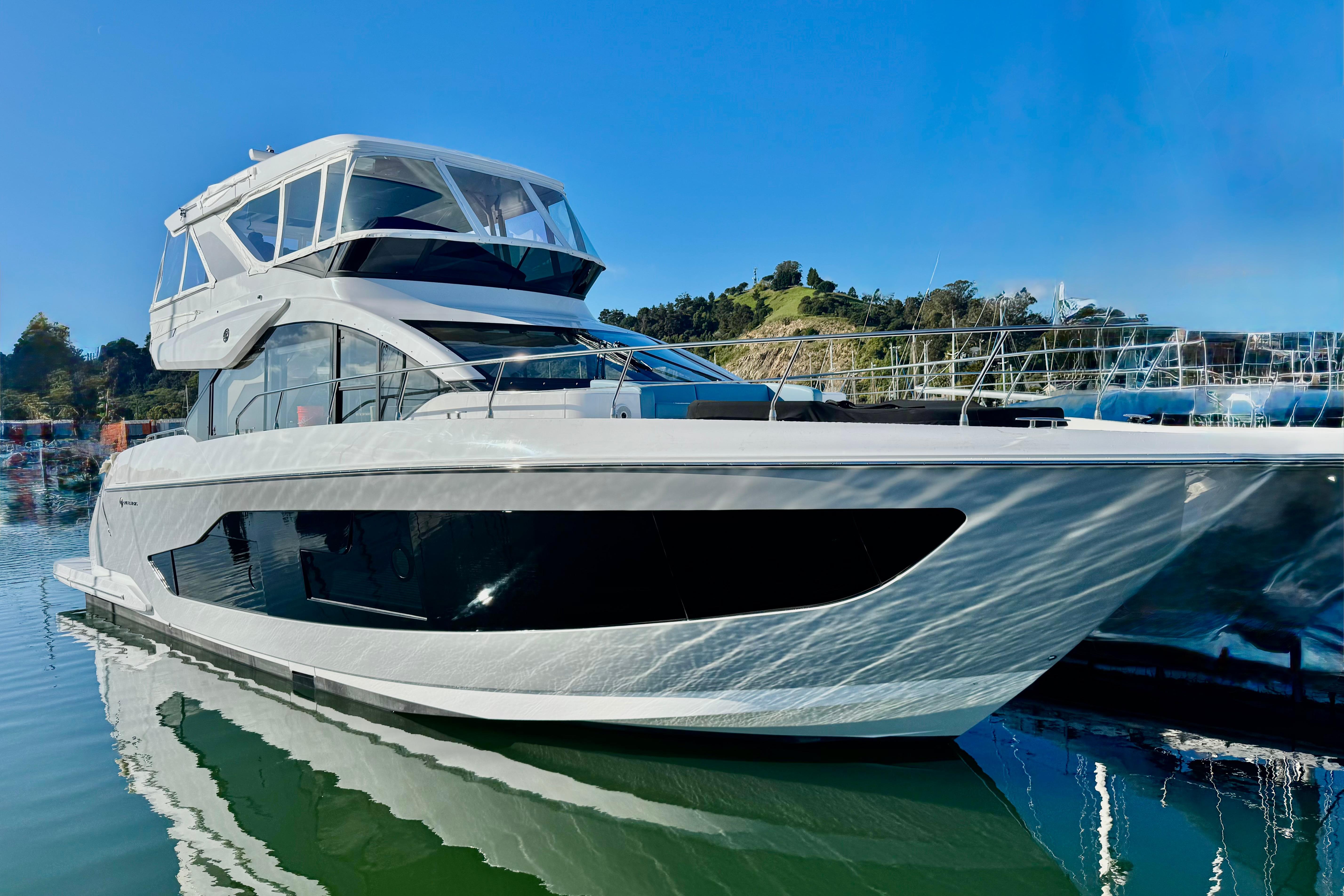 2026 Cruisers Yachts 57 Fly