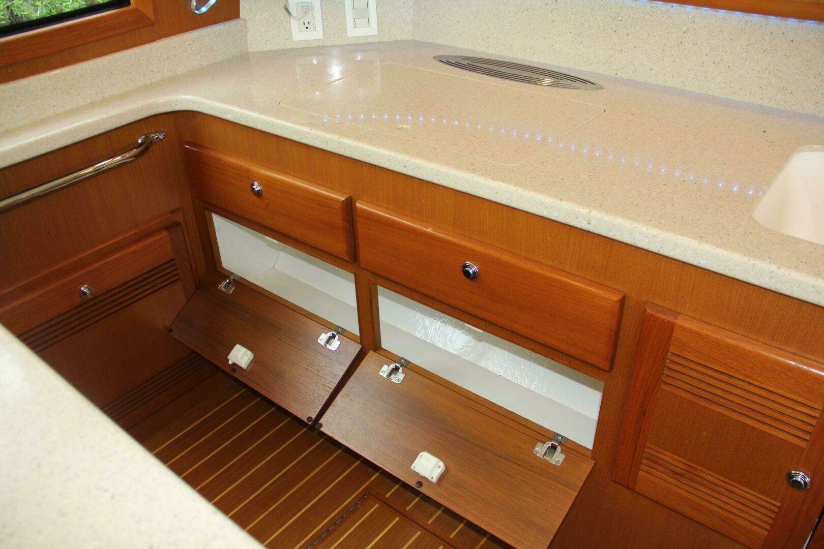 2004 Cabo 48 Flybridge - Image 21