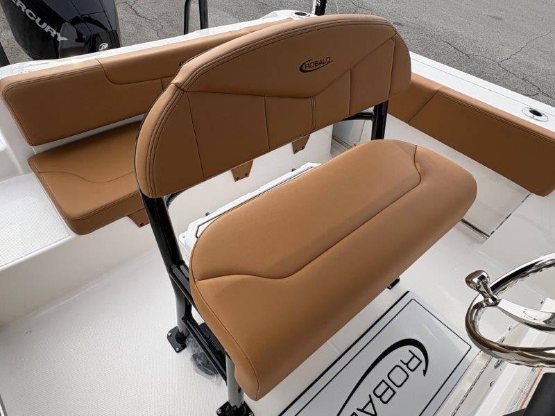 2025 Robalo R202 Explorer - 60