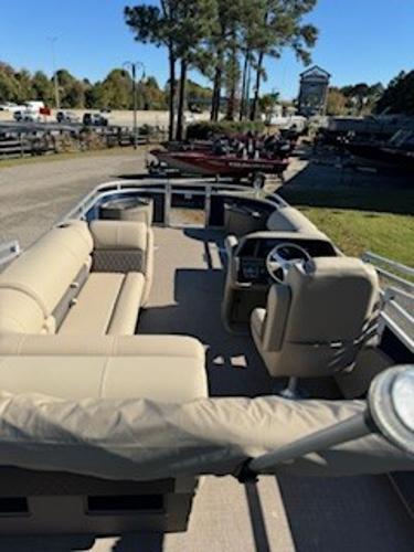 2025 Sun Tracker Fishin' Barge 22 DLX pontoon boat with beige seating.
