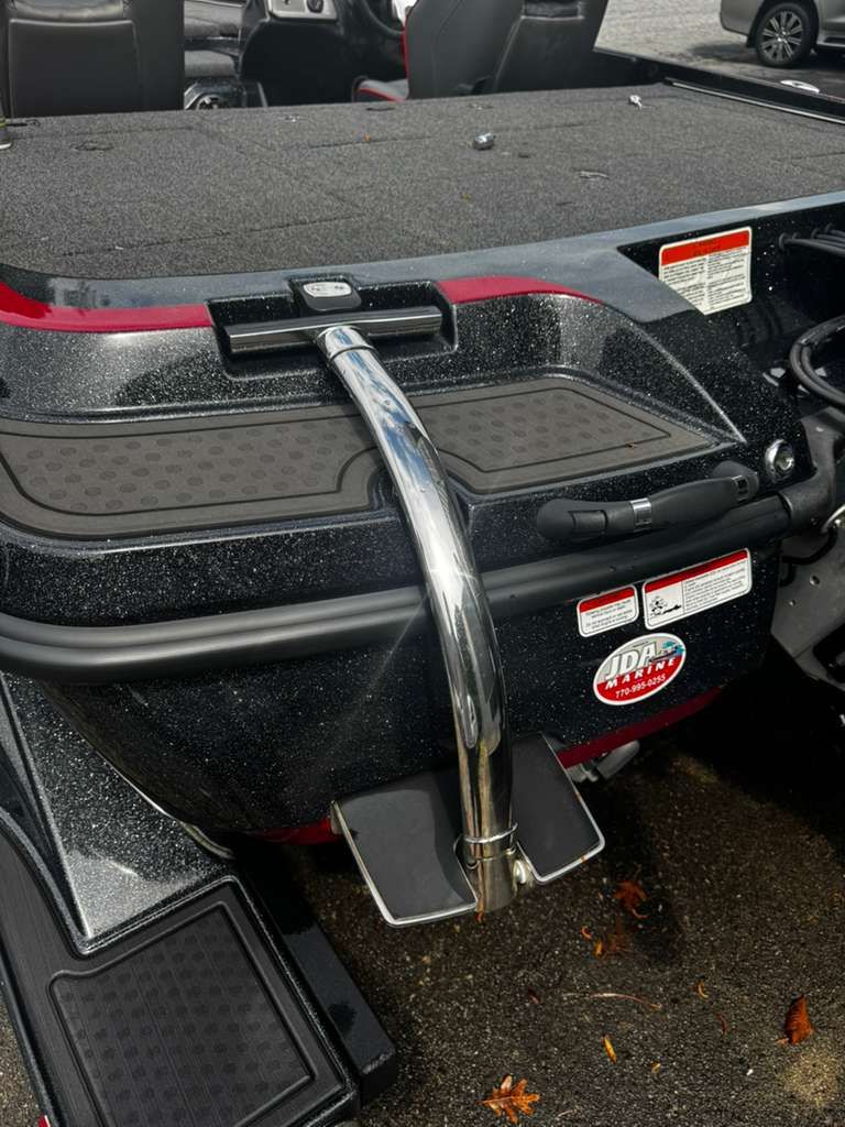 2022 Nitro Z21 XL Pro boat rear view with stainless steel handle.