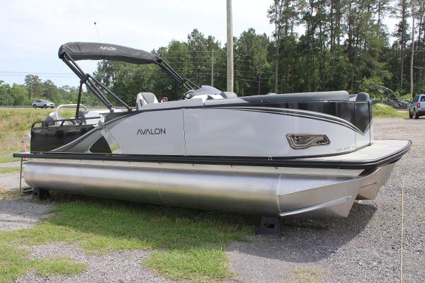 2025 Avalon LSZ Versatile Rear Lounge
