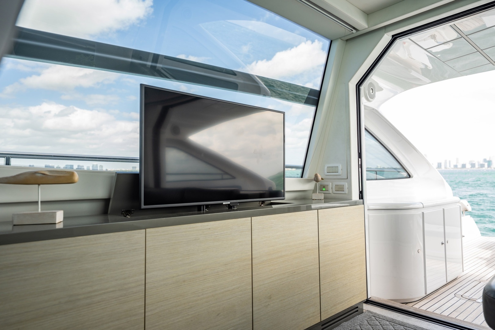2020 Pershing 62 - Image 26
