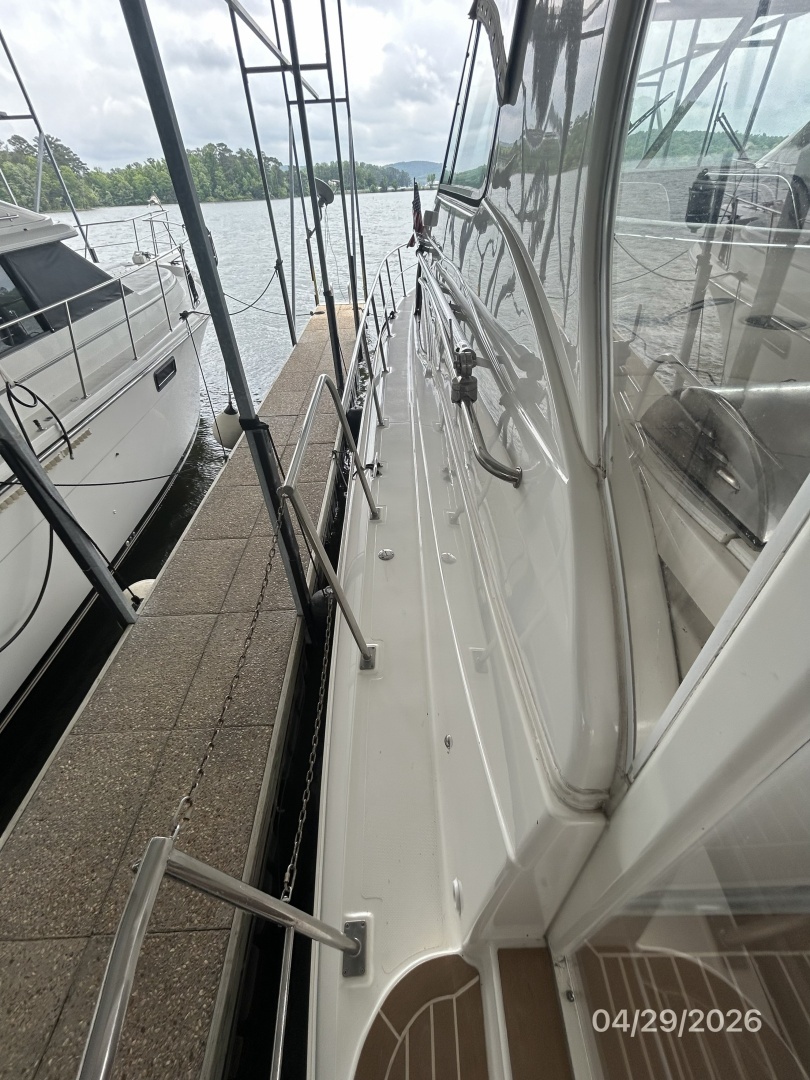 2000 Cruisers Yachts 4450 - Image 12