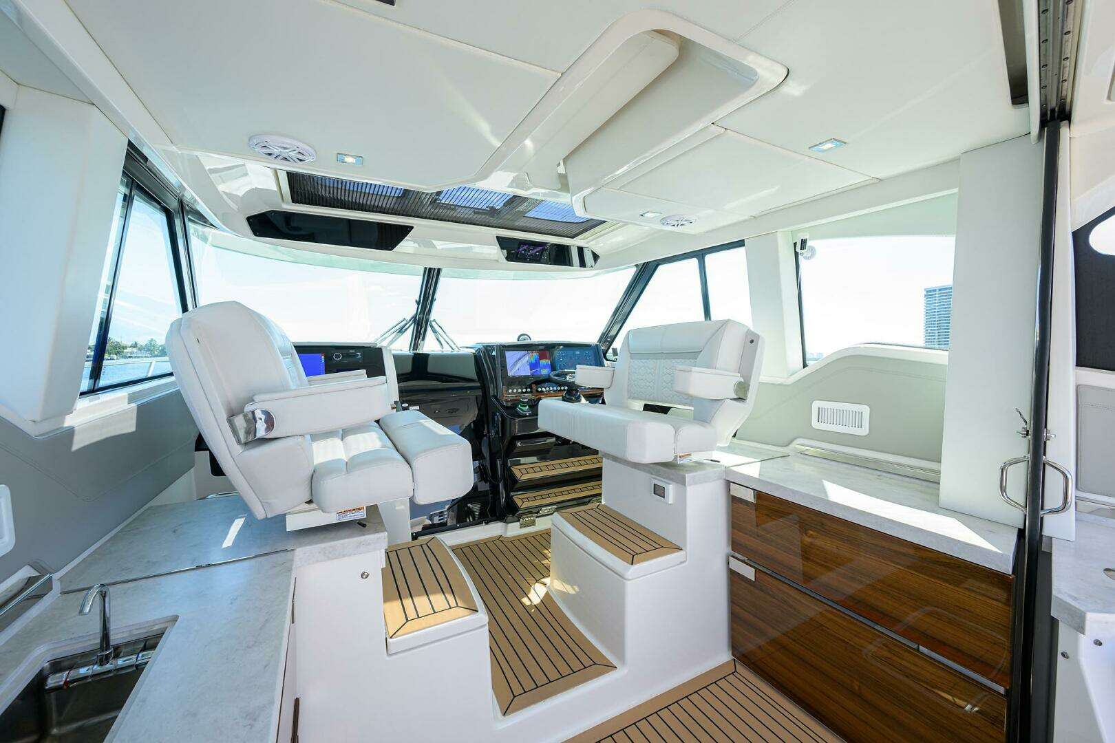 2022 Tiara Yachts 43 LE - Image 8