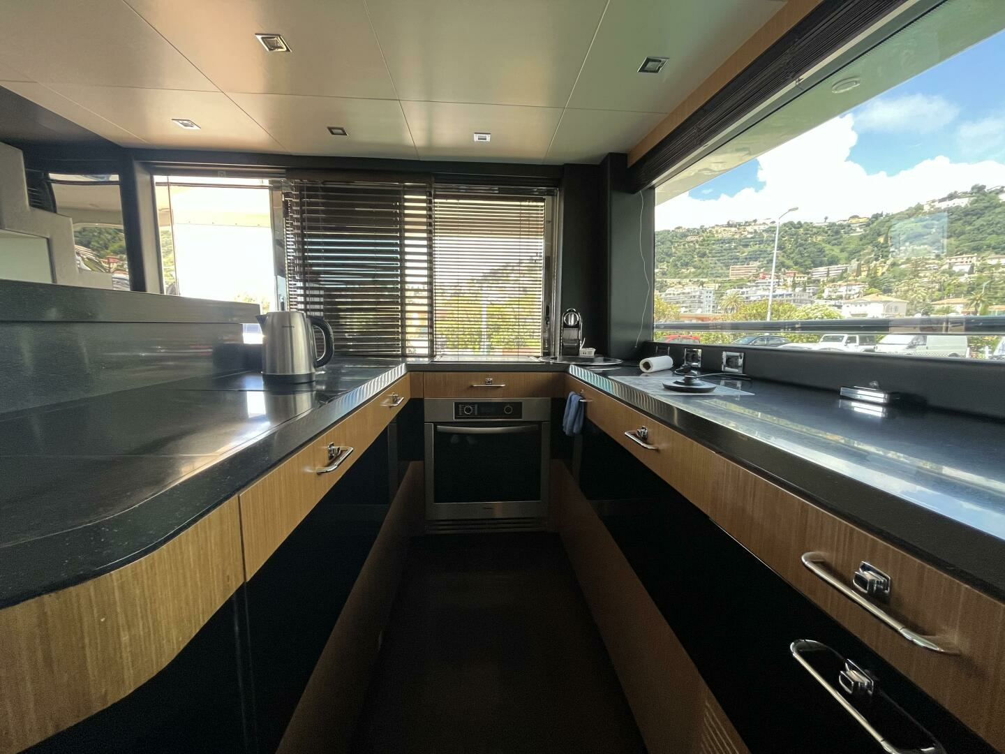 2011 Azimut Magellano 74' - Image 13