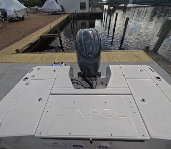 2026 Robalo Cayman 226 In Stock Trailer Included - 9