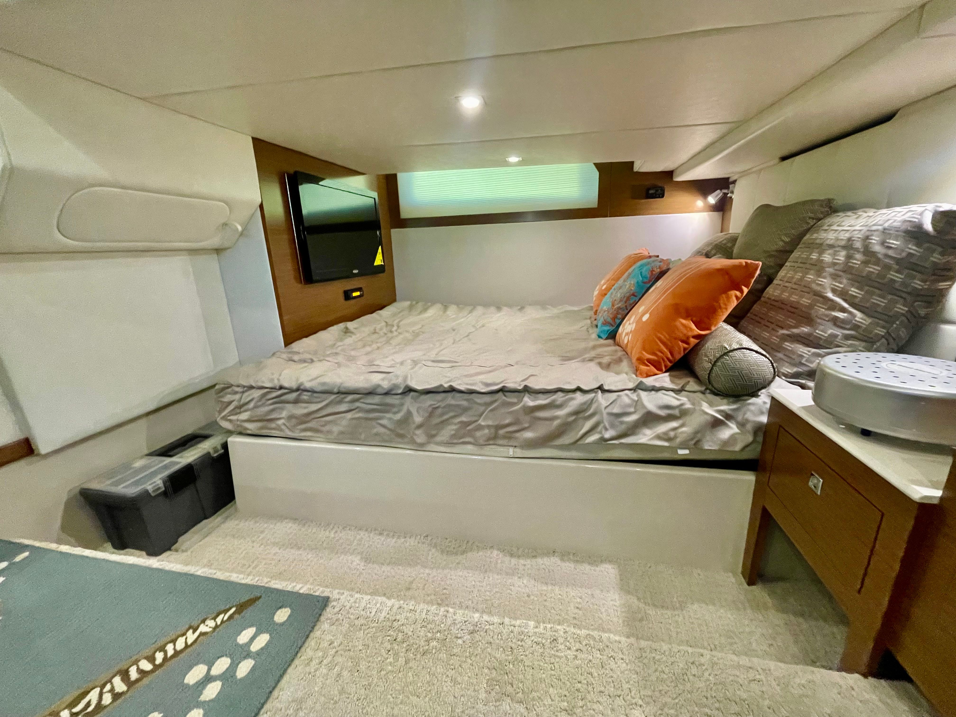 2016 Cruisers Yachts 390 Express Coupe - 32