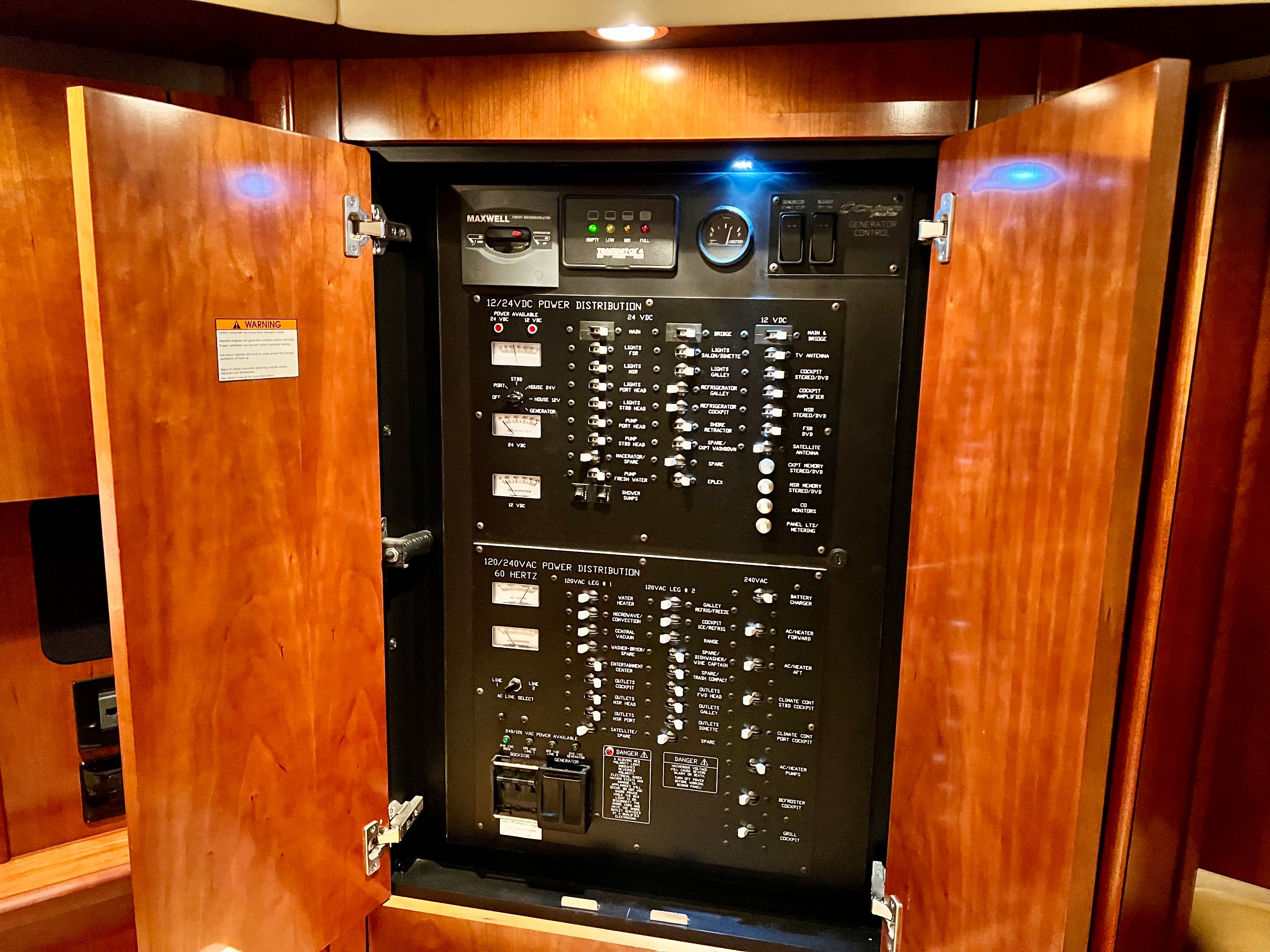 2009 Cruisers Yachts 520 Sports Coupe - 5