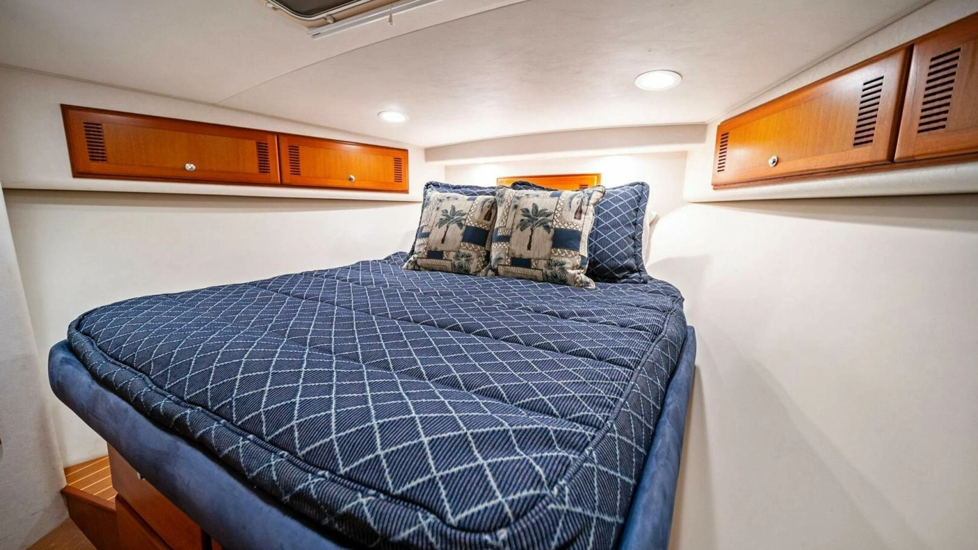2005 Cabo 40 Express - Image 45